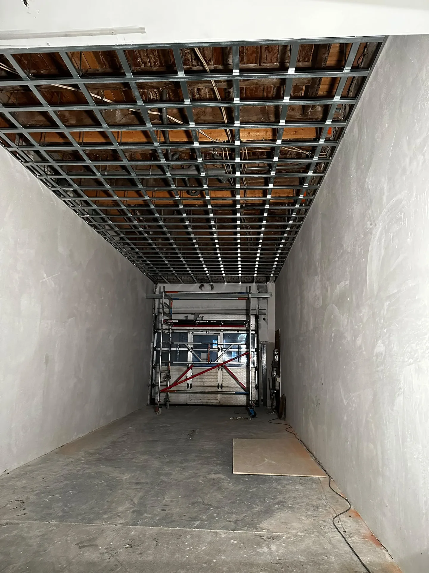 Interieur renovatie met metalen rasterplafond