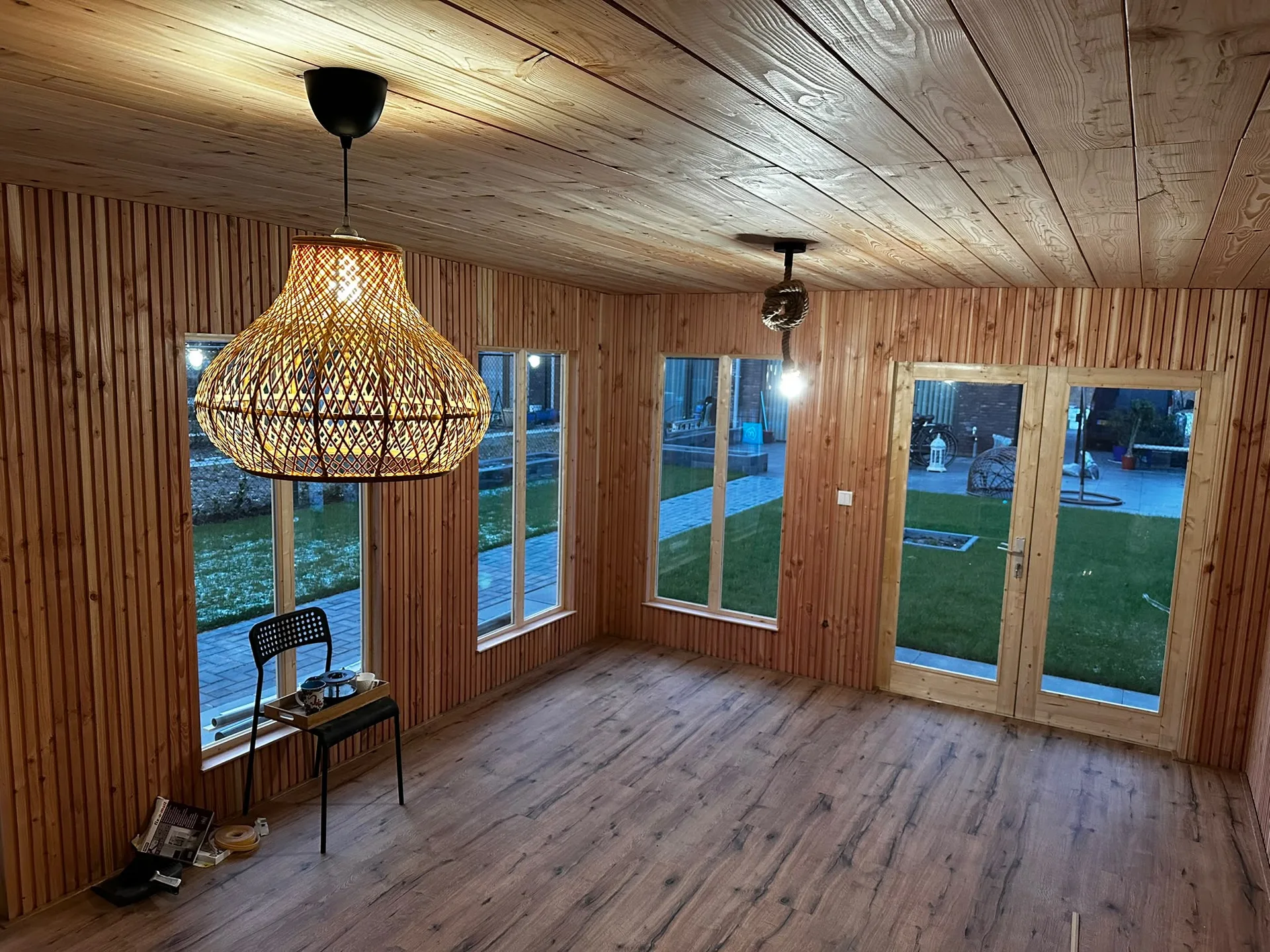Moderne houten interieur met panoramische ramen