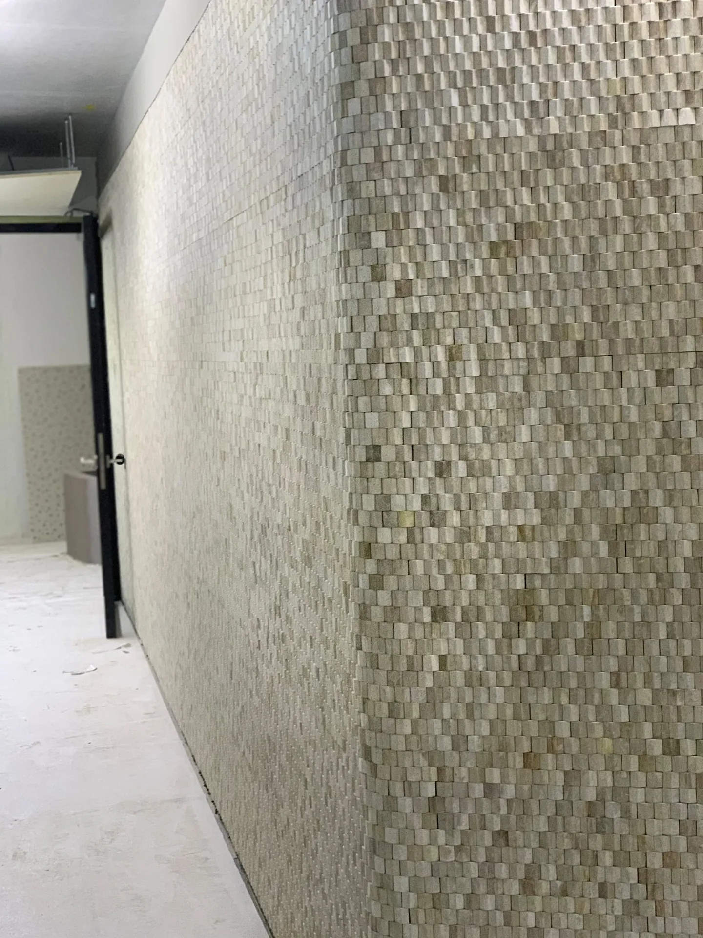 Modern badkamer met geometrische wandtegels