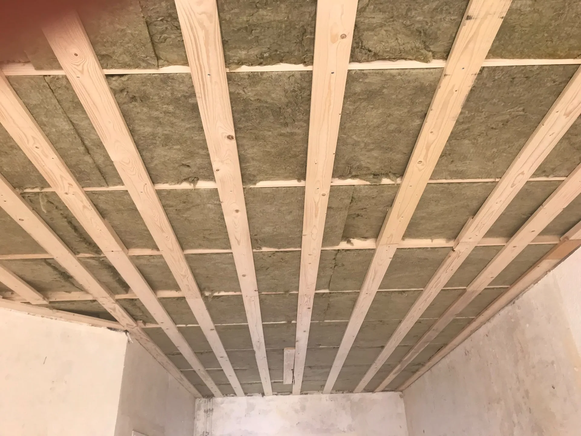Houten framewerk plafondrenovatie in aanbouw