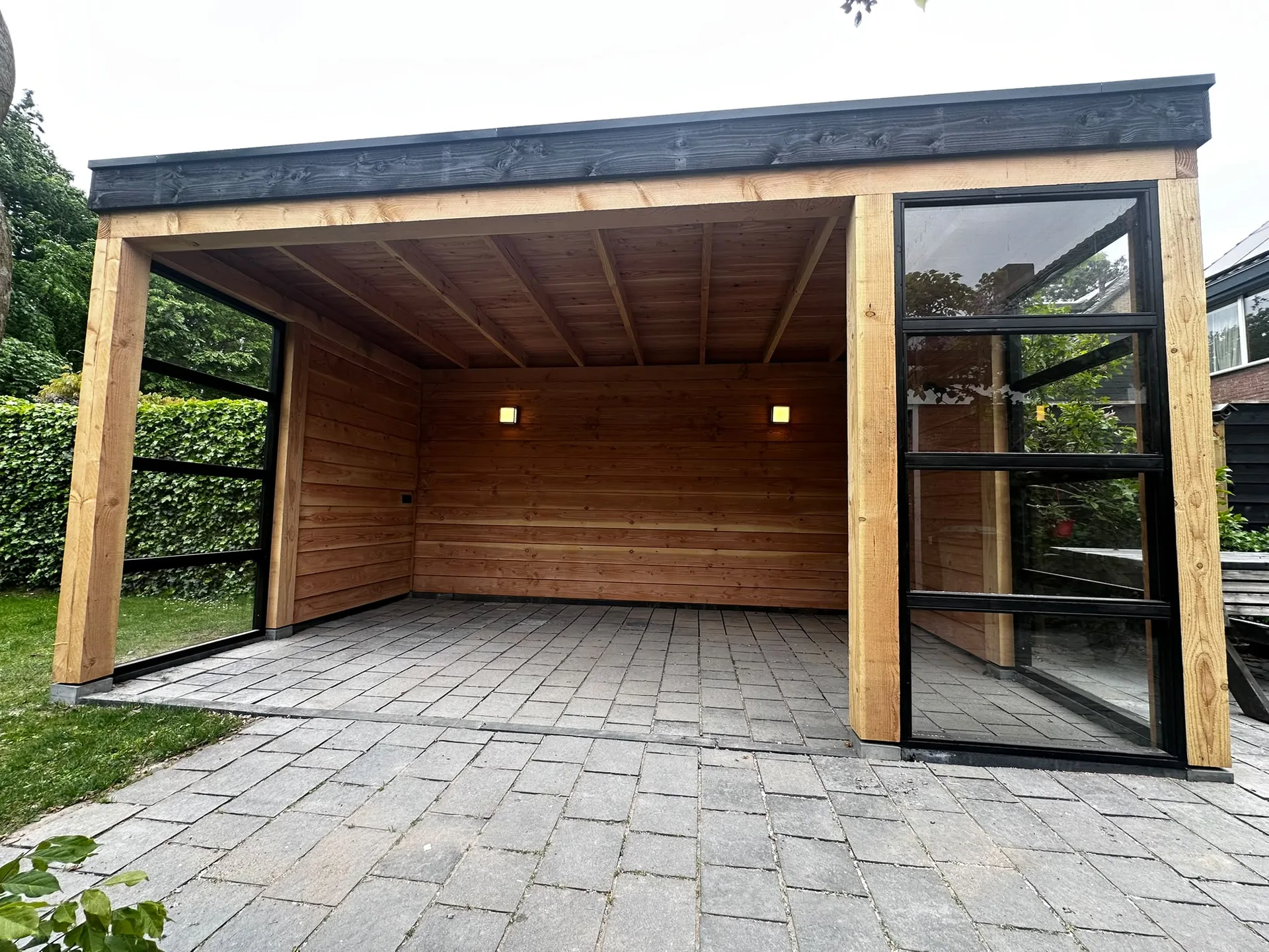 Houten tuinpaviljoen met glazen deur