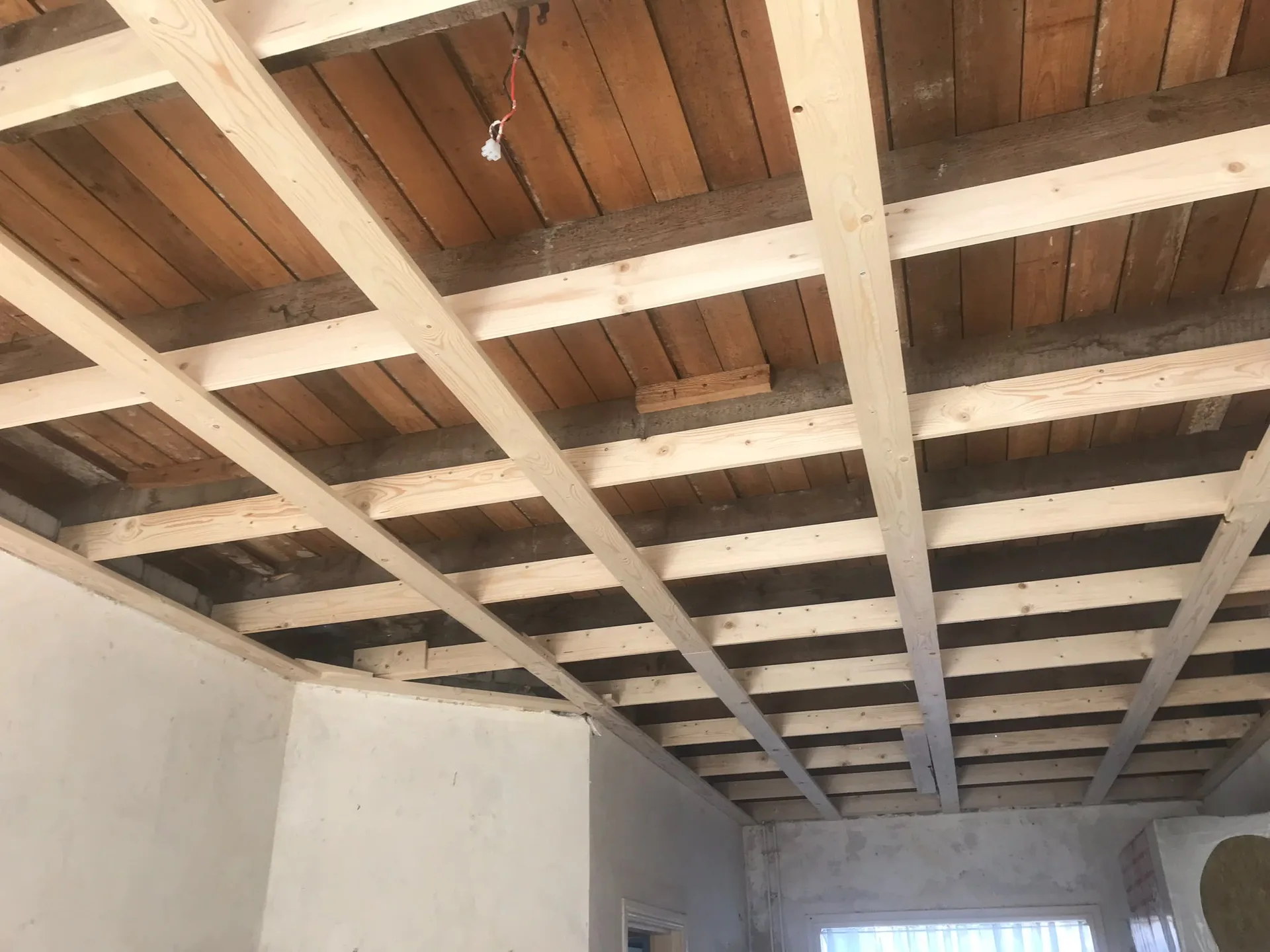 Houten plafond met blootgestelde balken