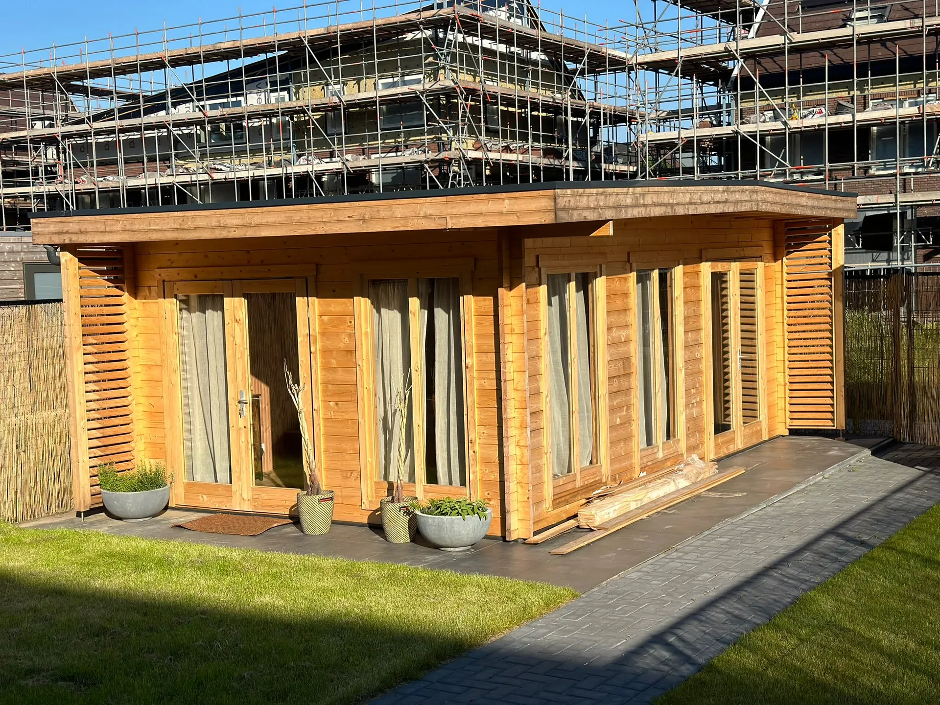 Moderne houten tuinstructuur met glazen panelen