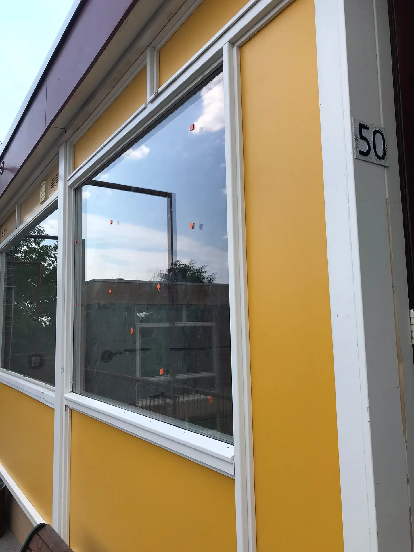 Moderne raaminstallatie gele gevel
