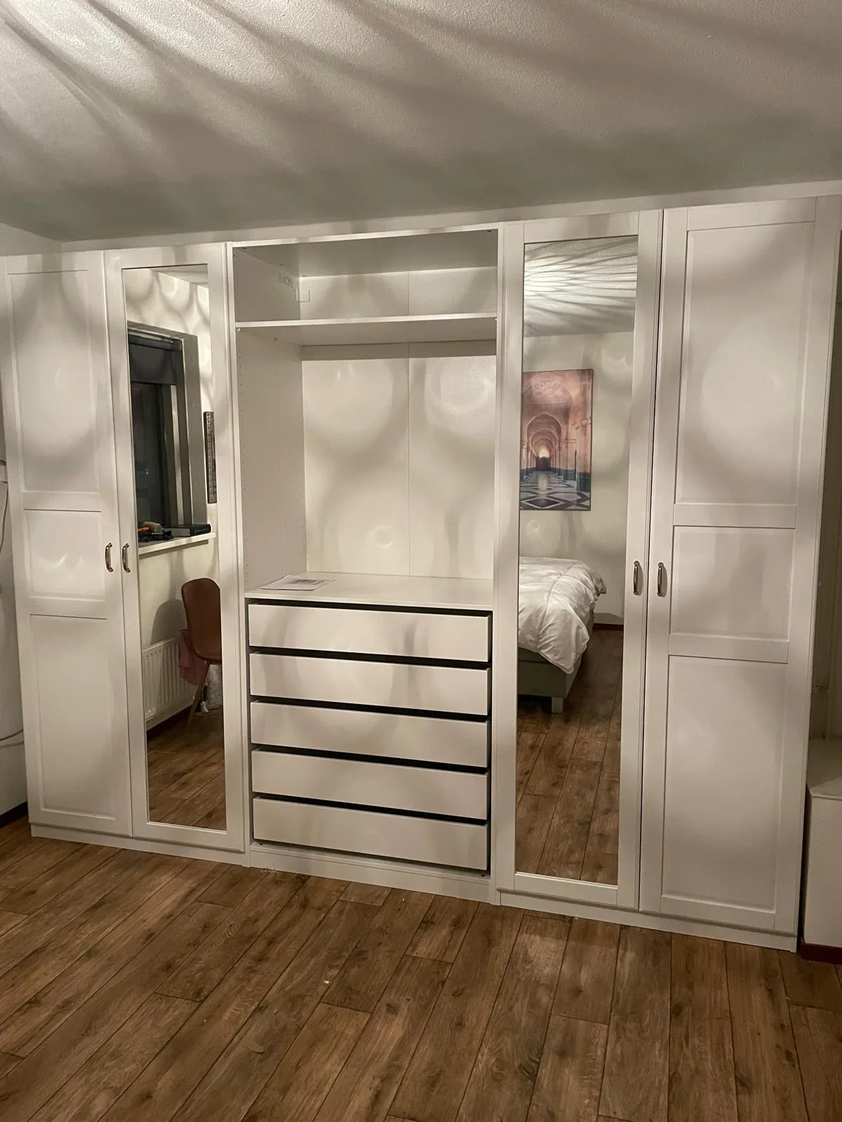 Moderne witte inbouwkast met spiegeldeuren