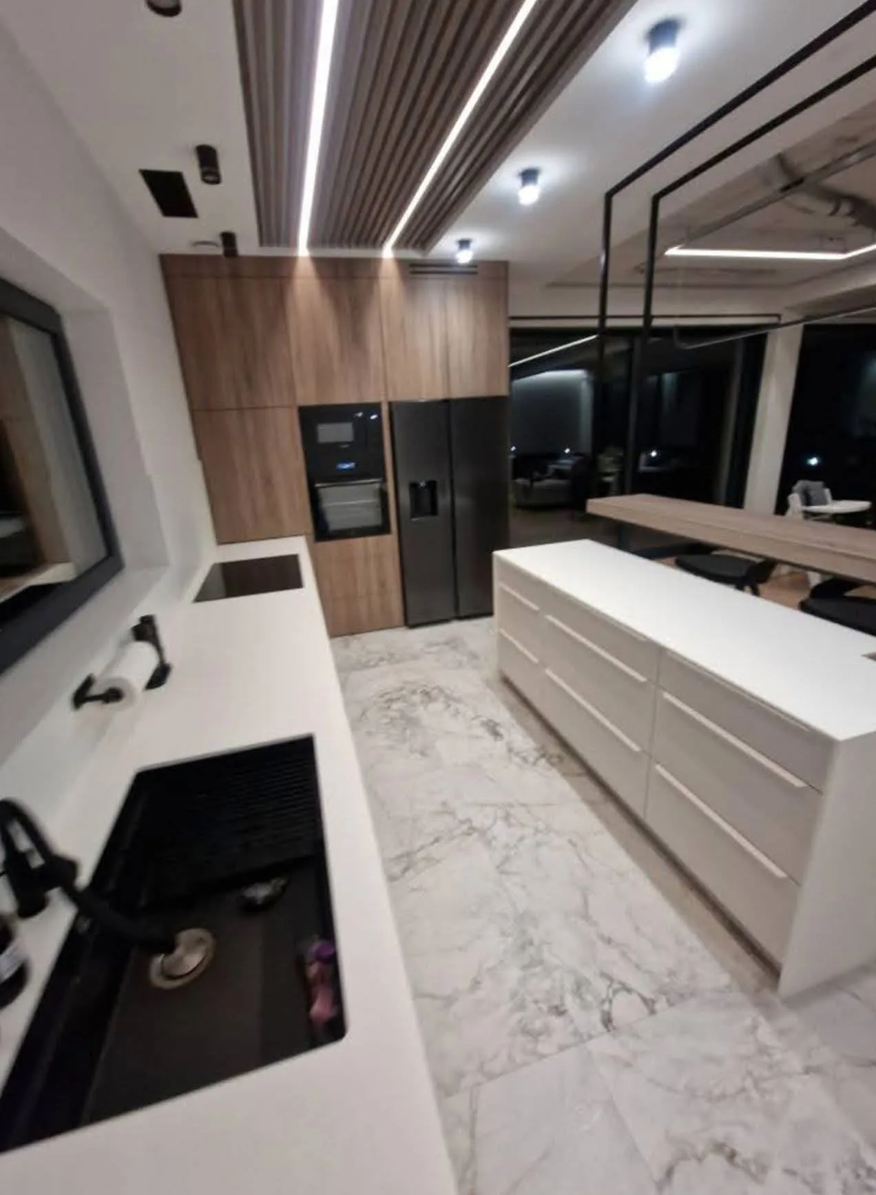 Moderne keukeninterieur met marmeren vloer