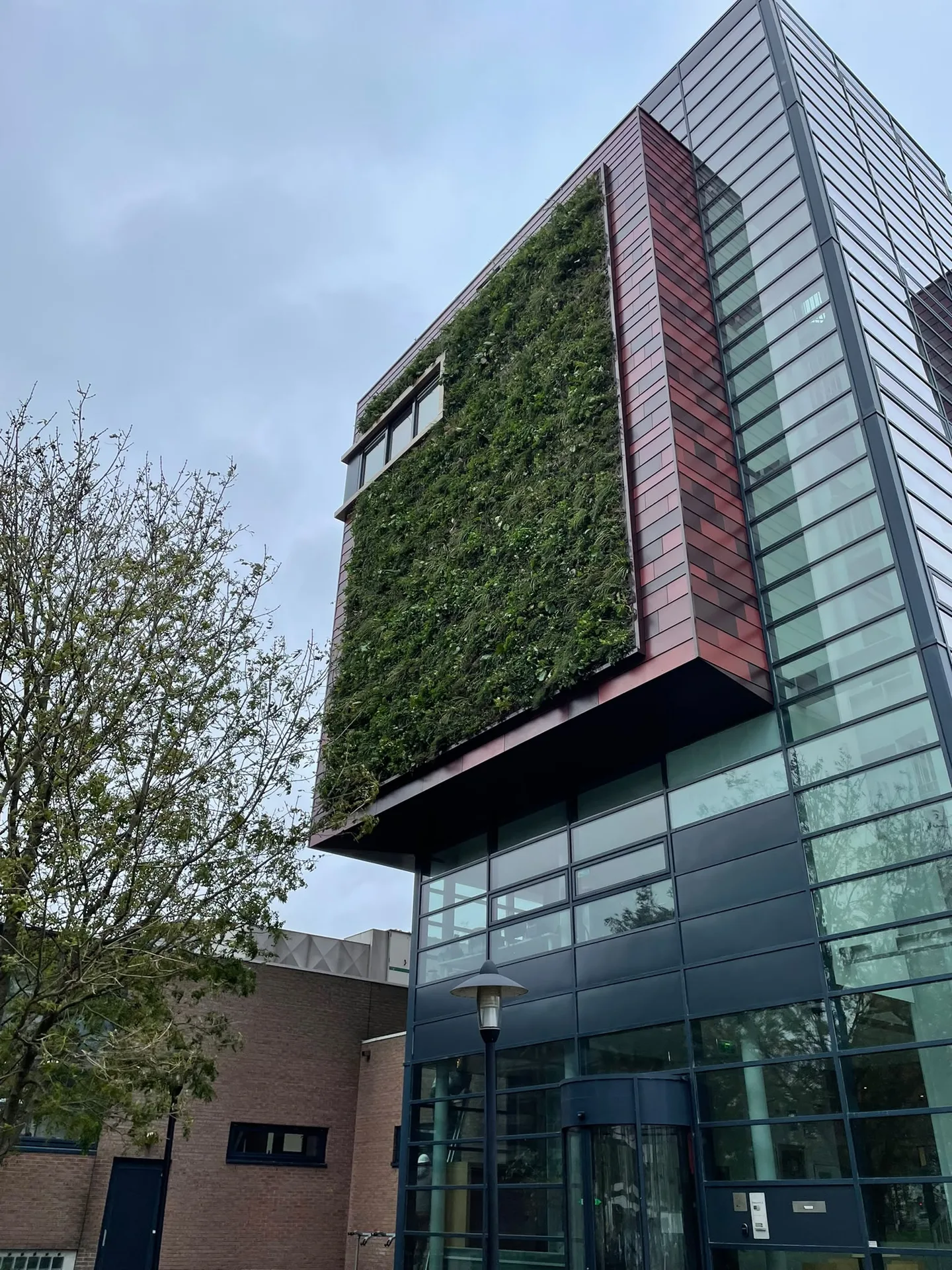Modern gebouw met groene verticale gevel
