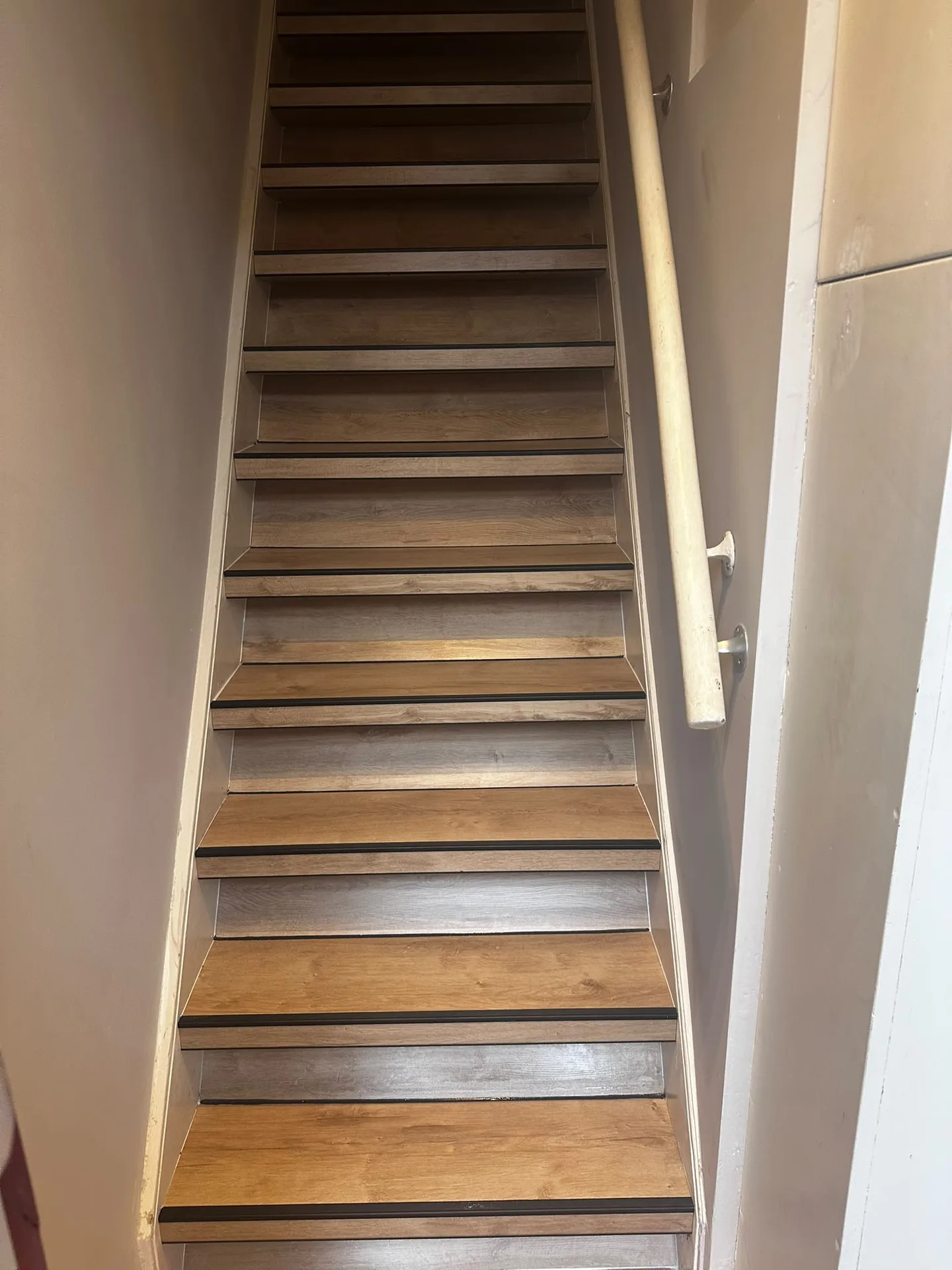 Houten trap met metalen strips