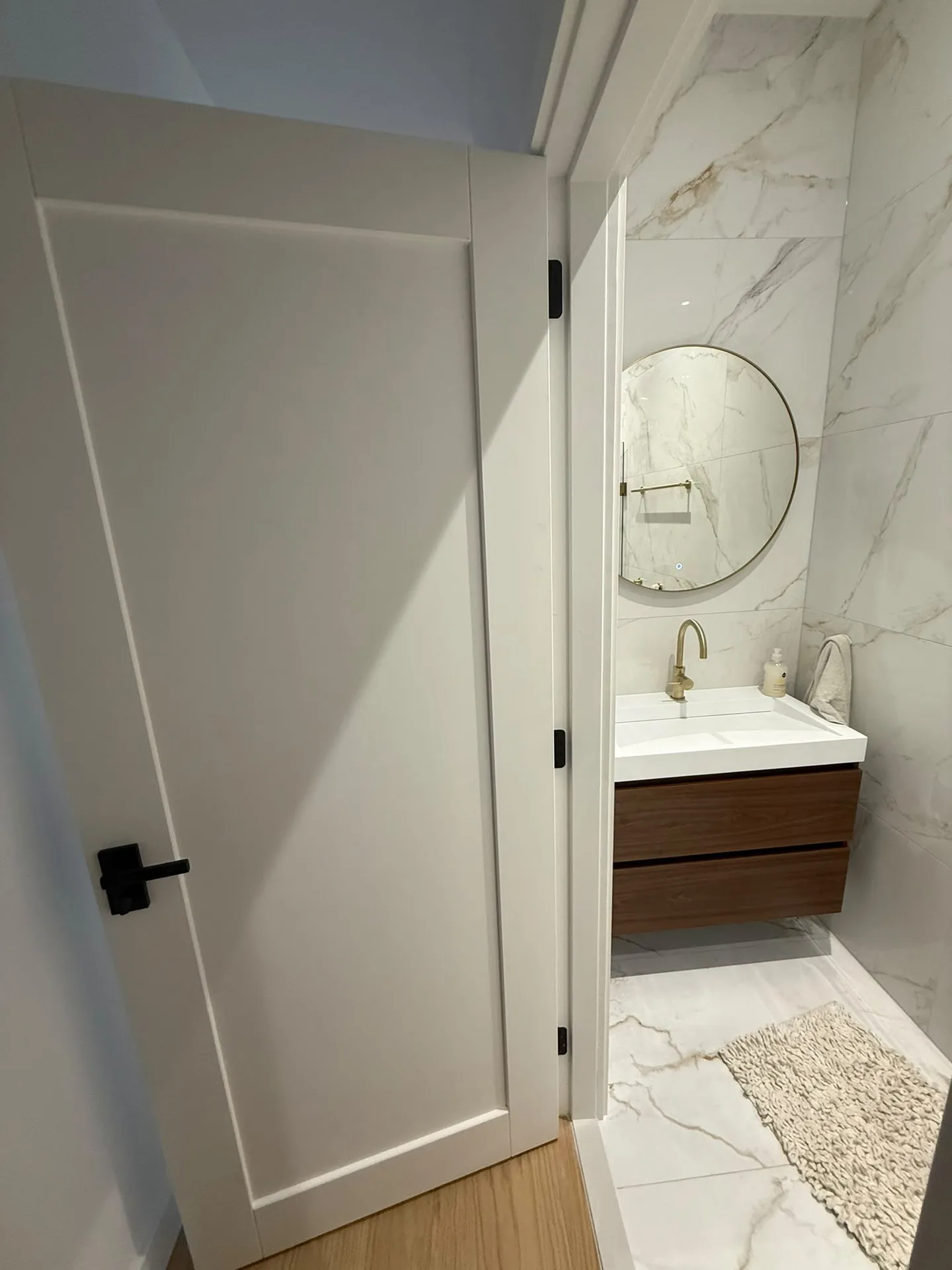Moderne badkamer met marmer en houten meubels
