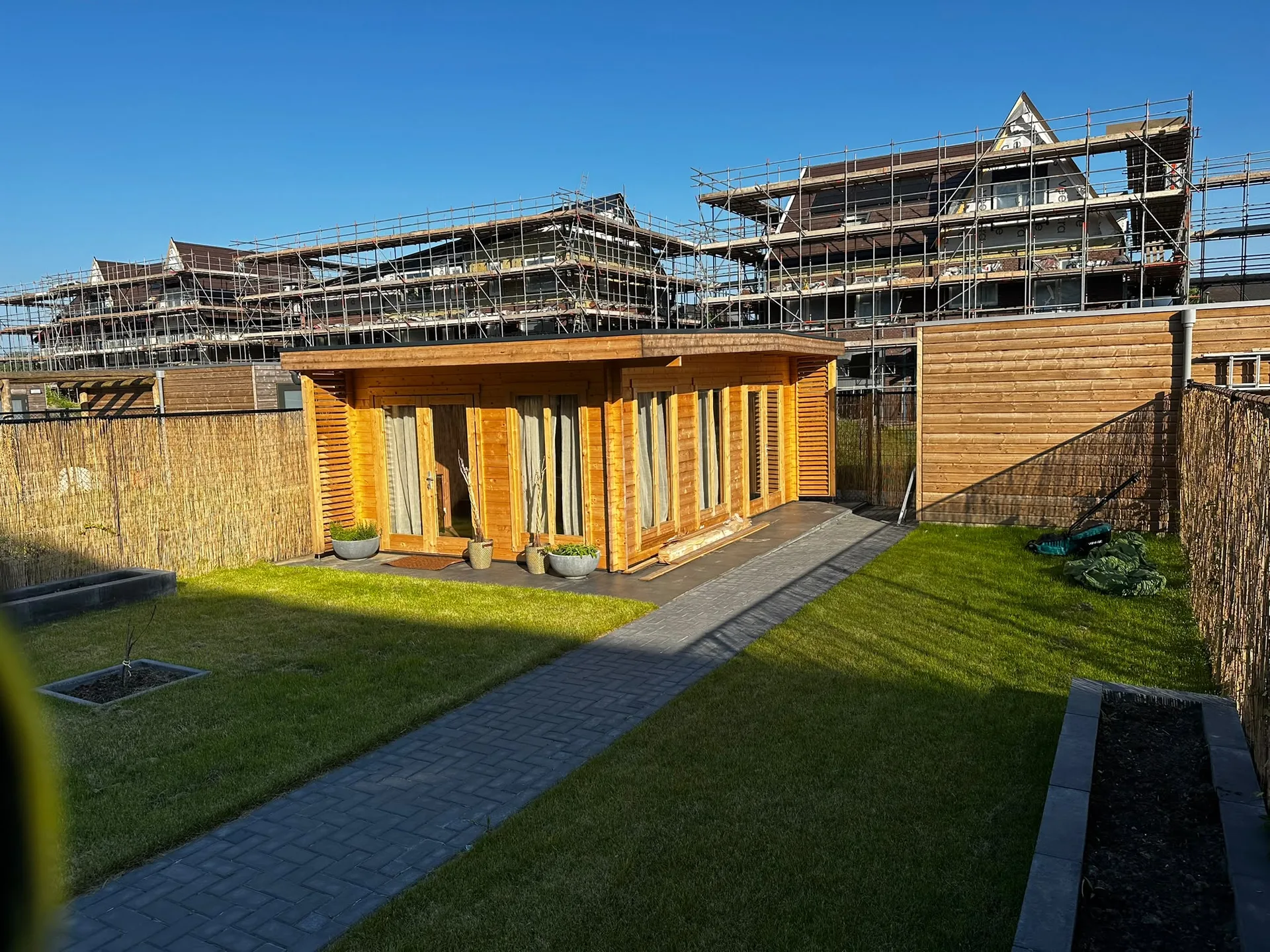 Houten paviljoen op bouwplaats