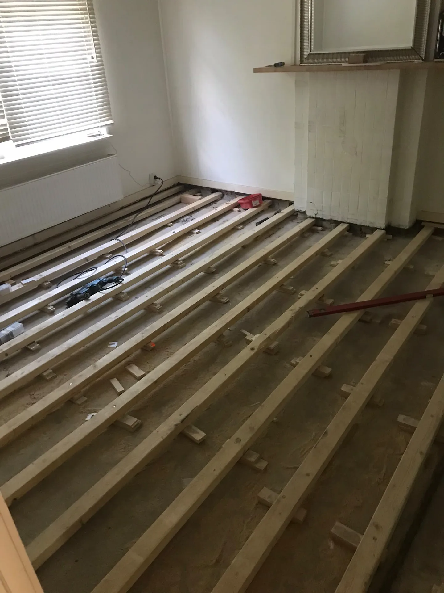 Voorbereiding houten vloer in renovatie