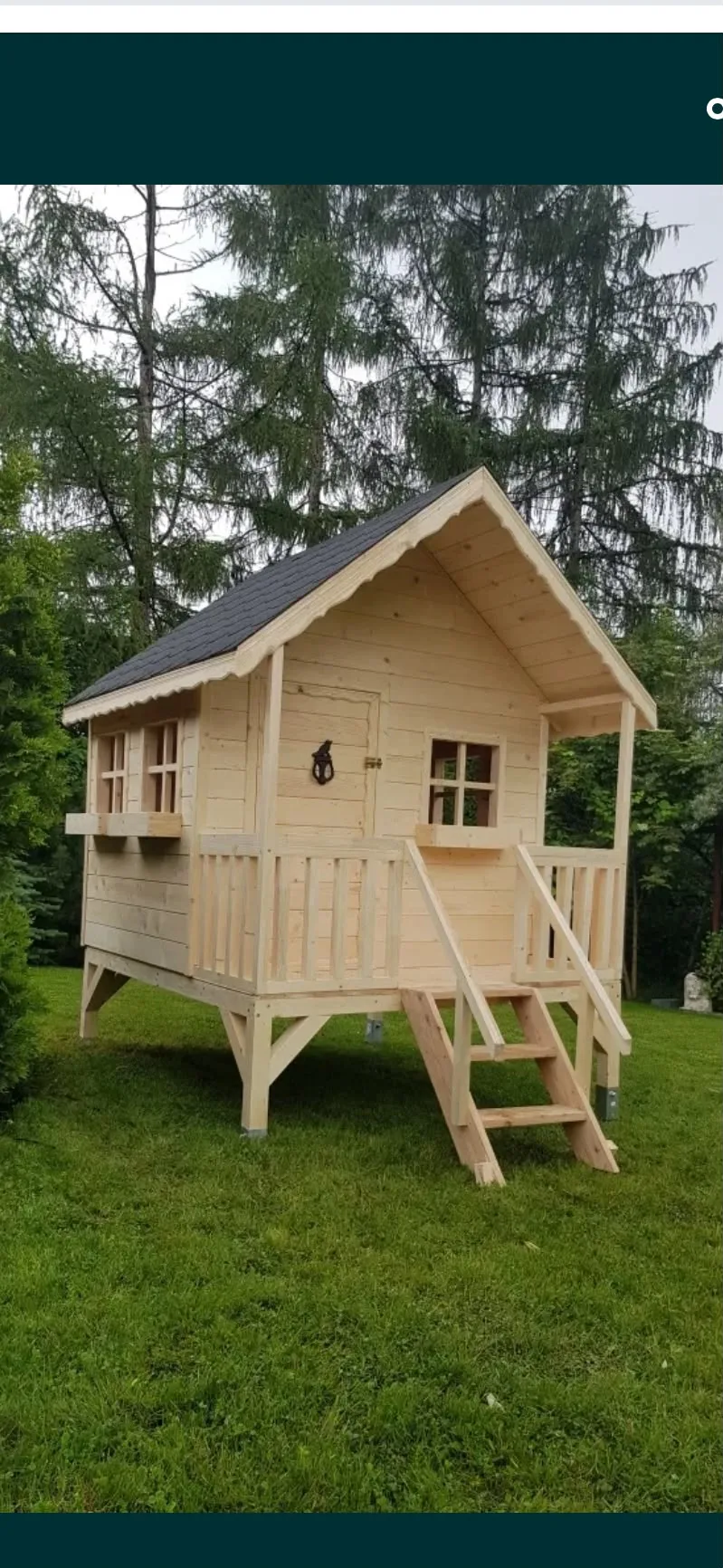 Verheven houten speelhuis in tuin