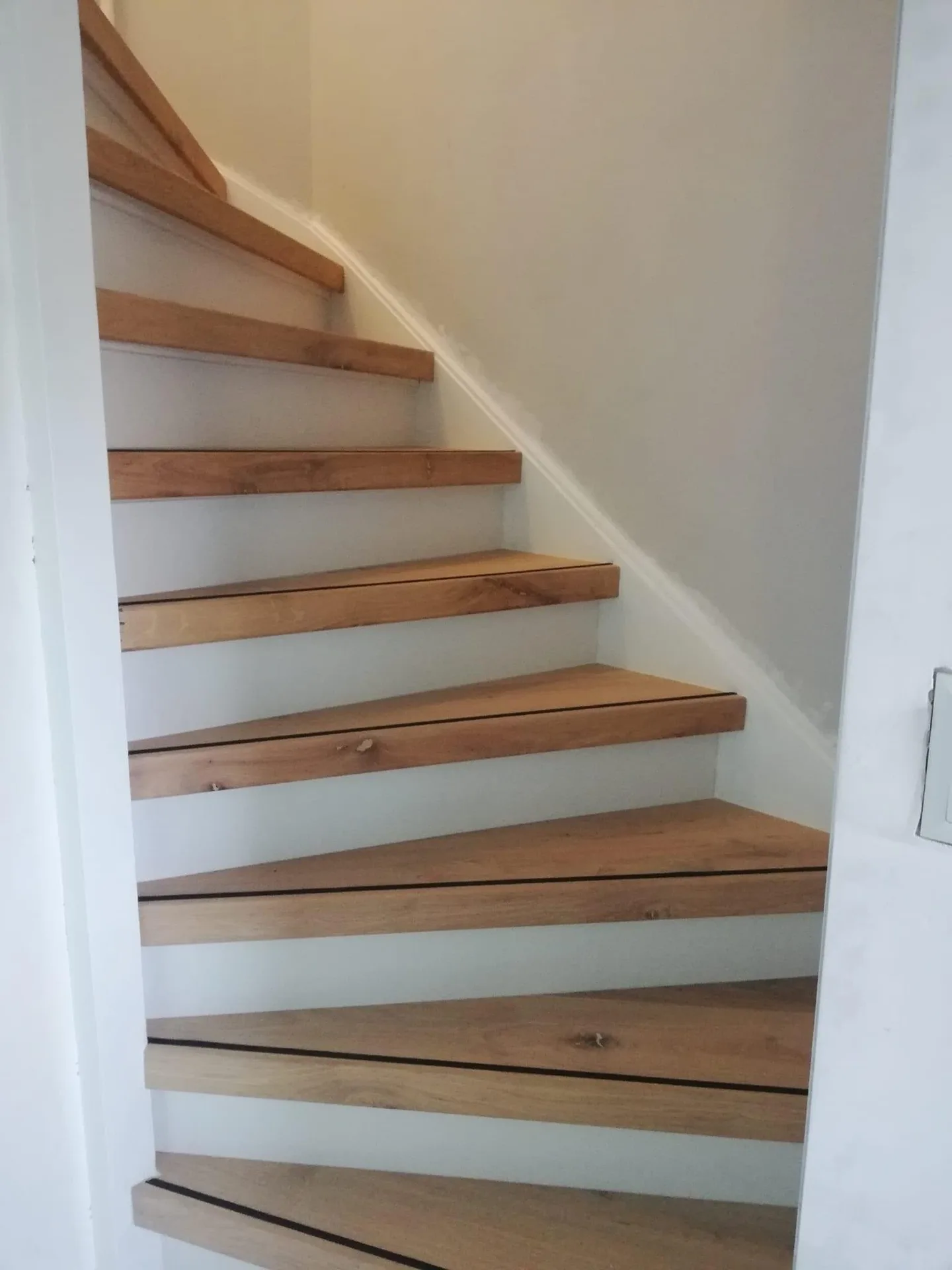 Moderne trap met houten treden