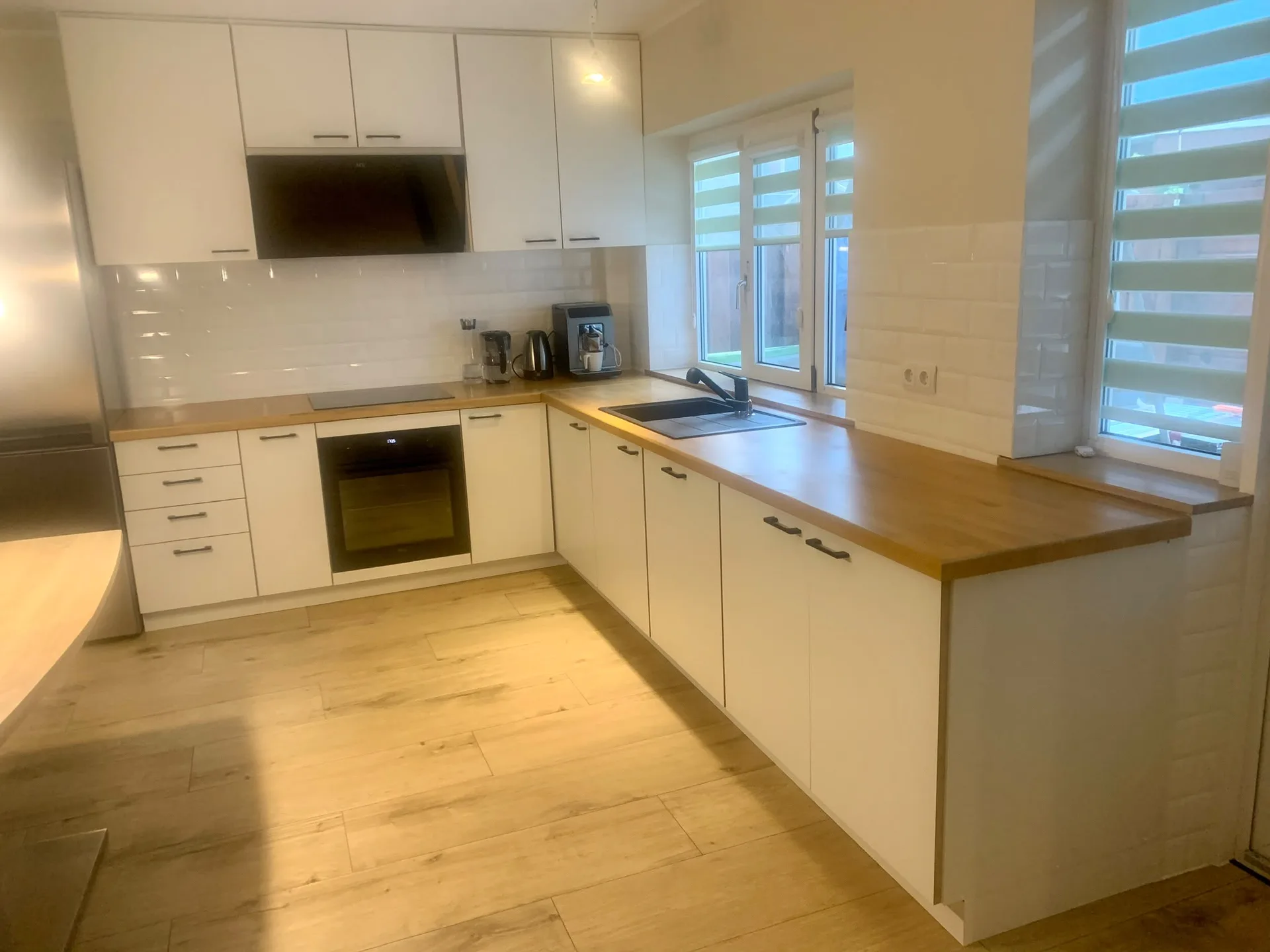 Hedendaagse keuken met houten werkblad