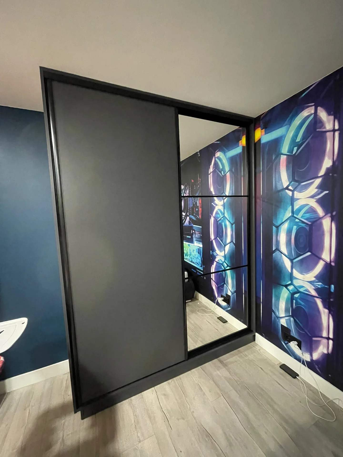 Modern interieur met neon cirkelverlichting