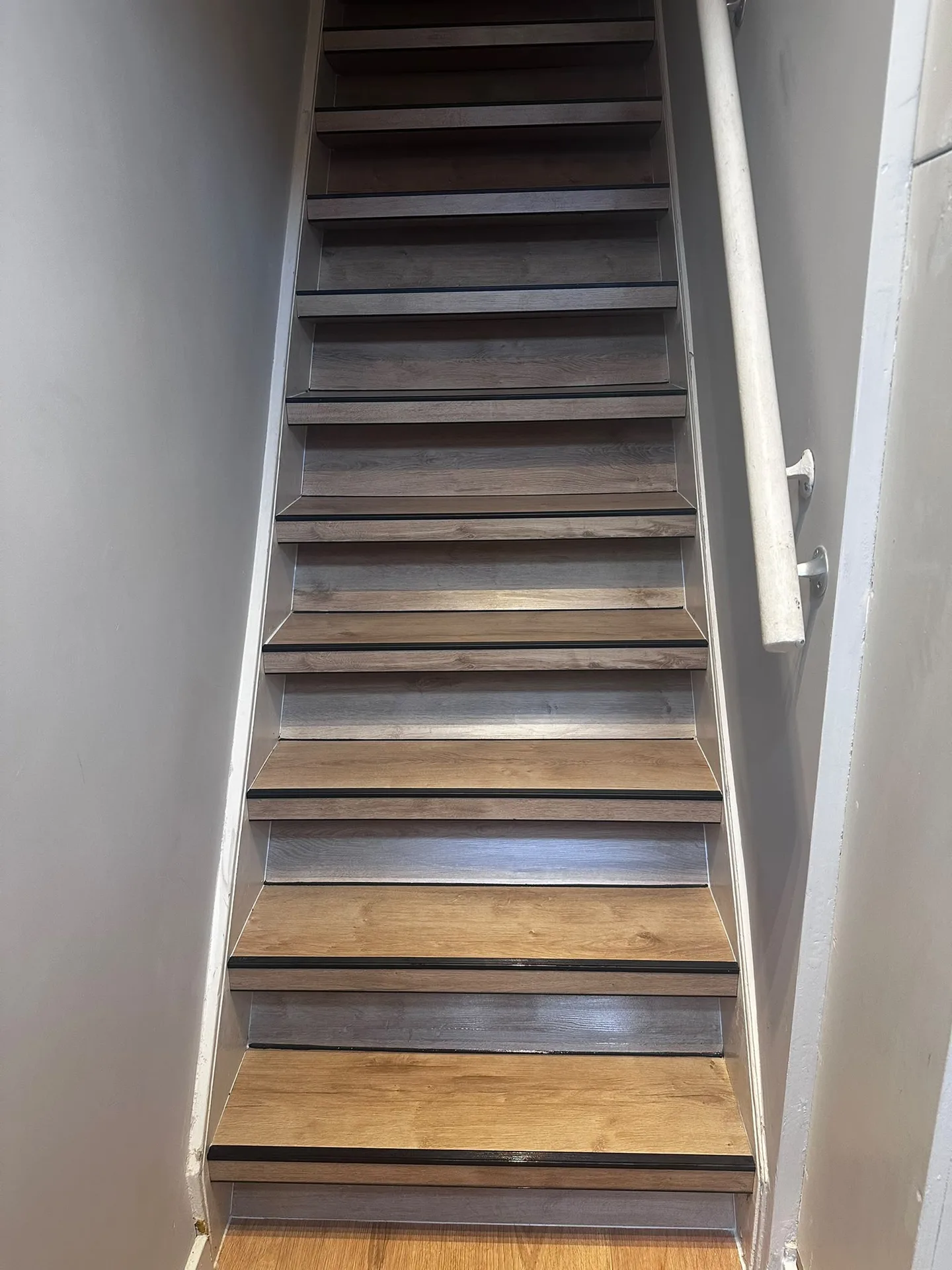 Gerenoveerde trap met gemengde afwerking