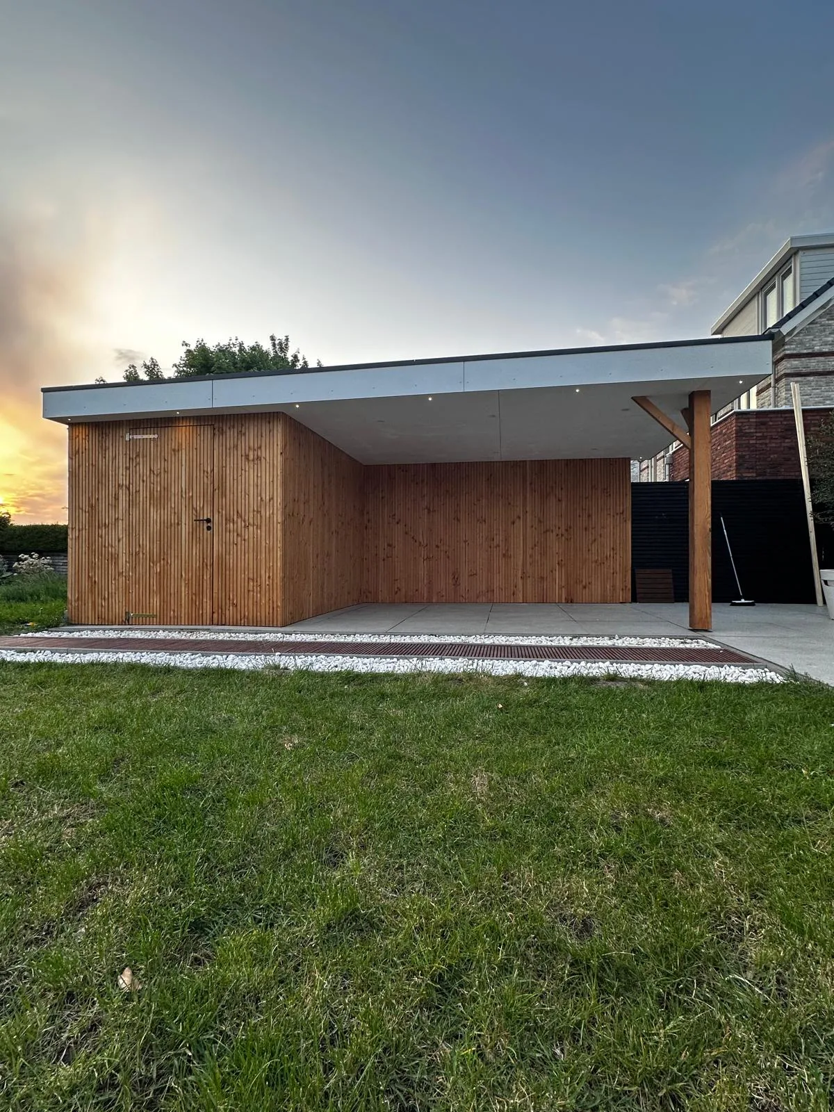 Moderne houten carport met dakuitkraging