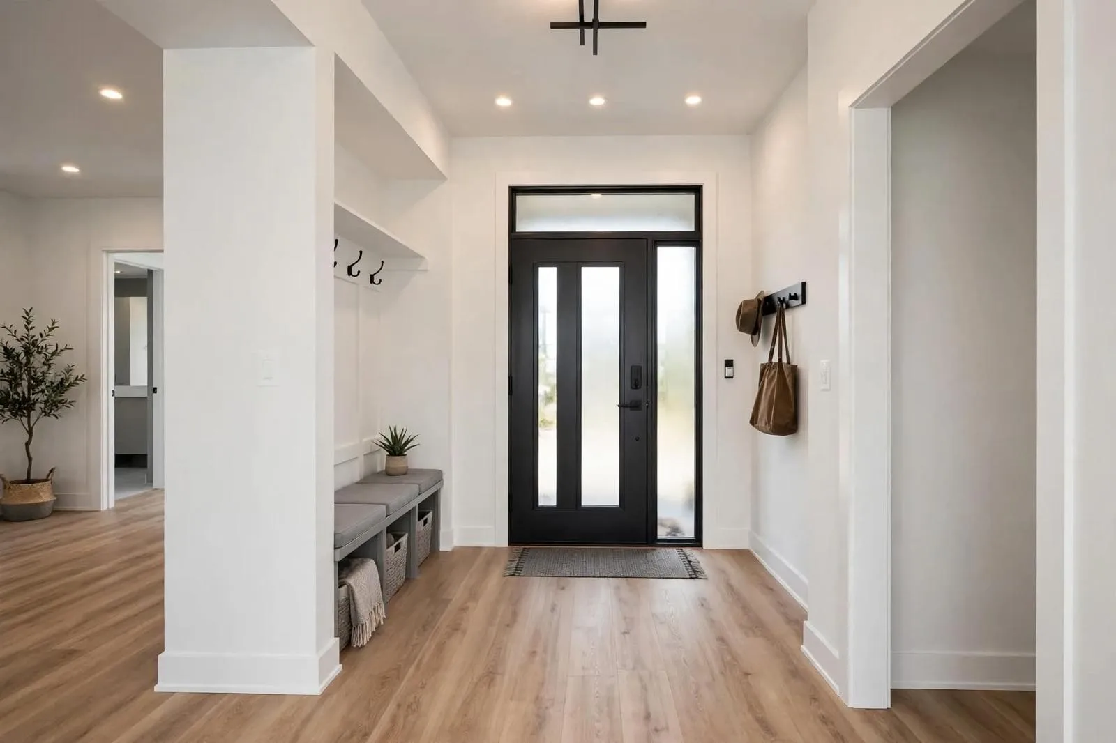 Moderne entreehal met minimalistische afwerking