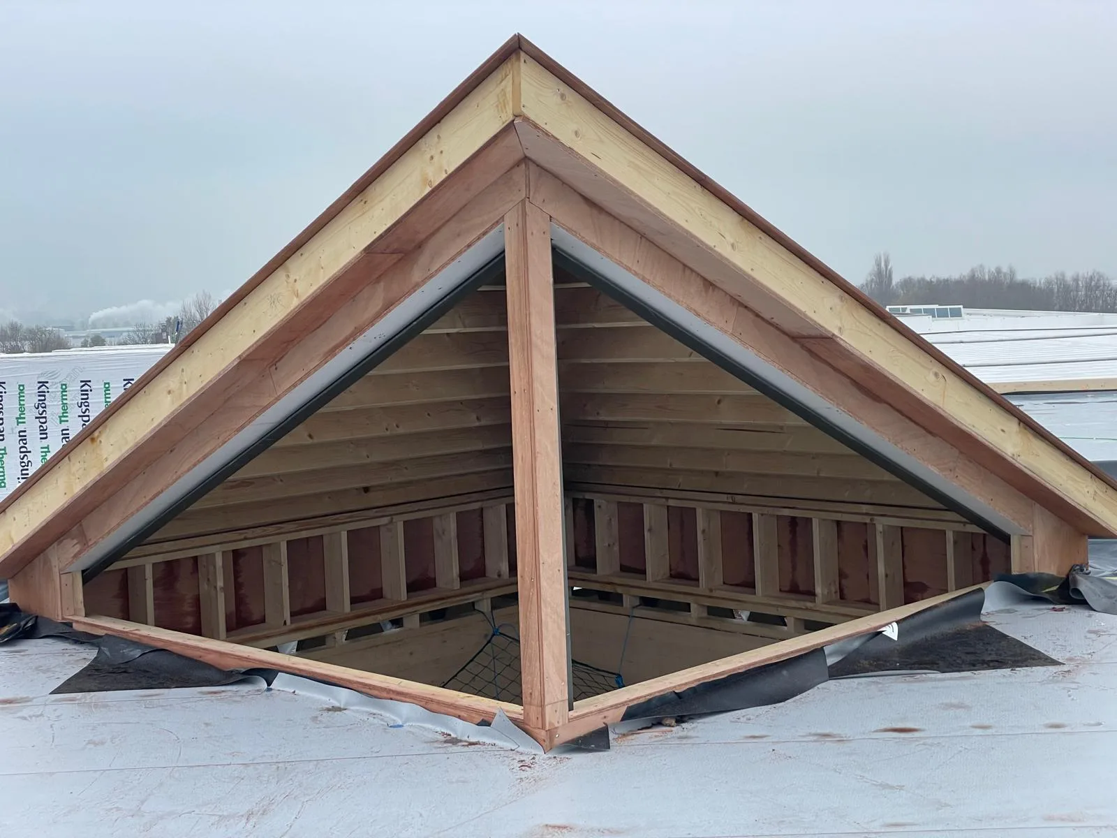 Houten dakconstructie in aanbouw