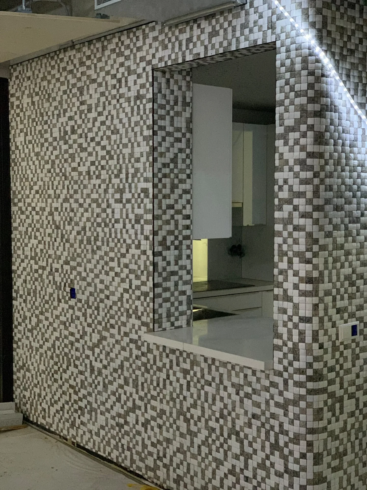 Moderne badkamer met grijze mozaïektegels