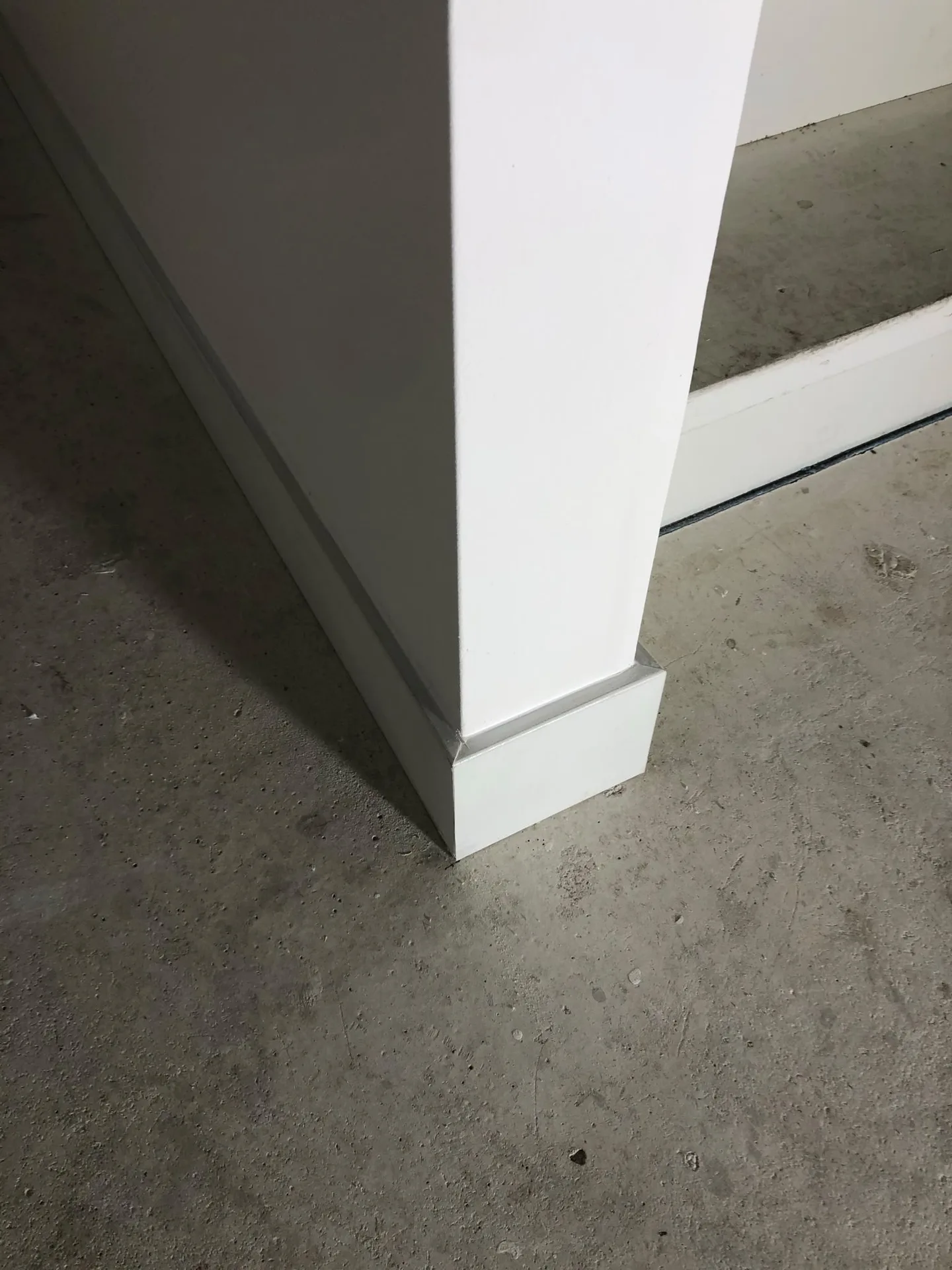 Moderne witte sockel op grijs beton