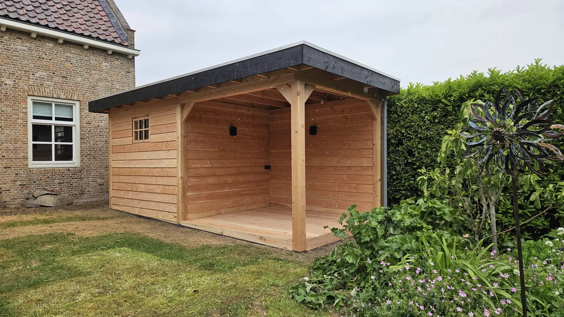 Moderne houten tuinschuur met open voorgevel