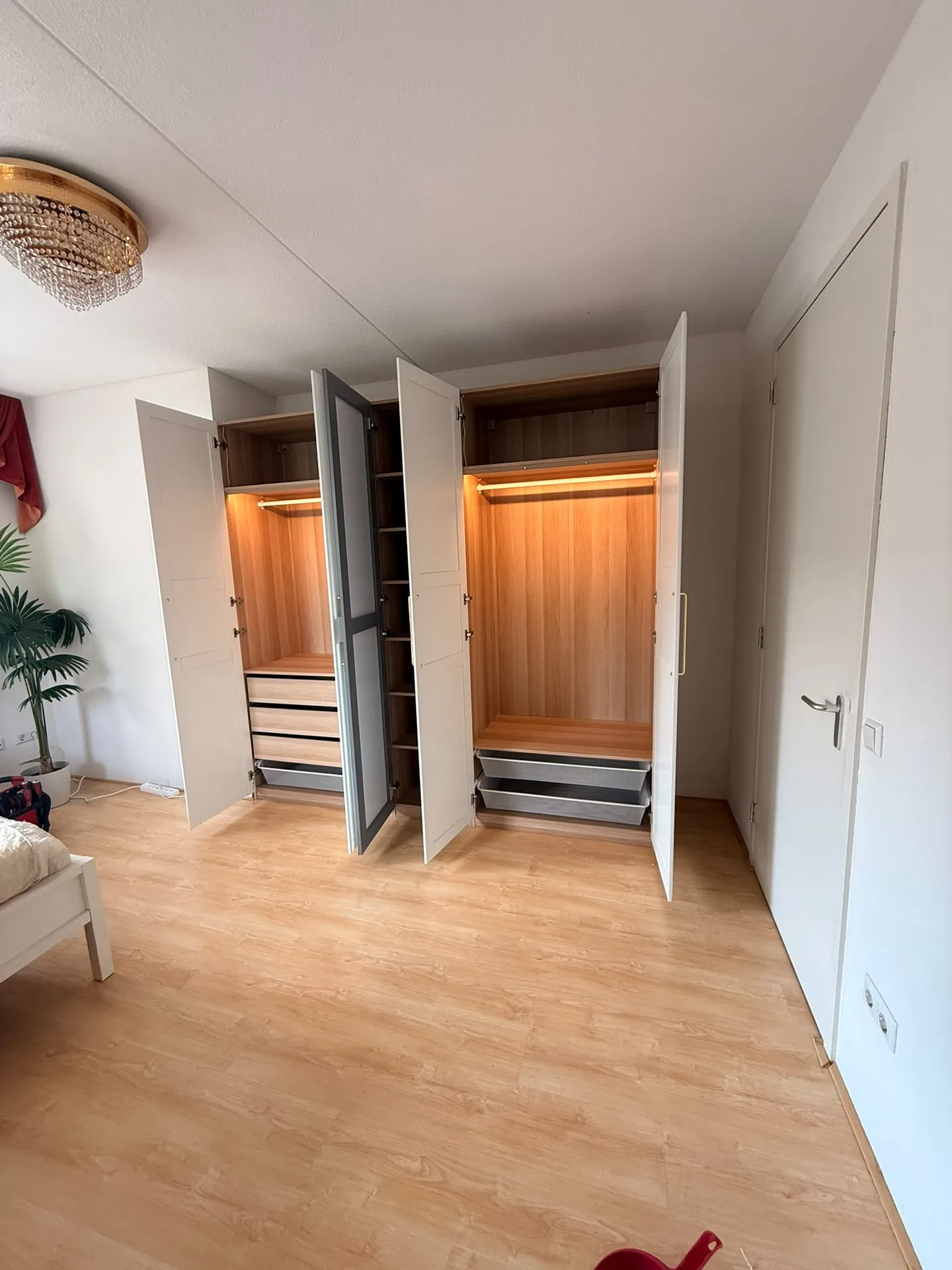 Moderne inbouwkasten met houten garderobe