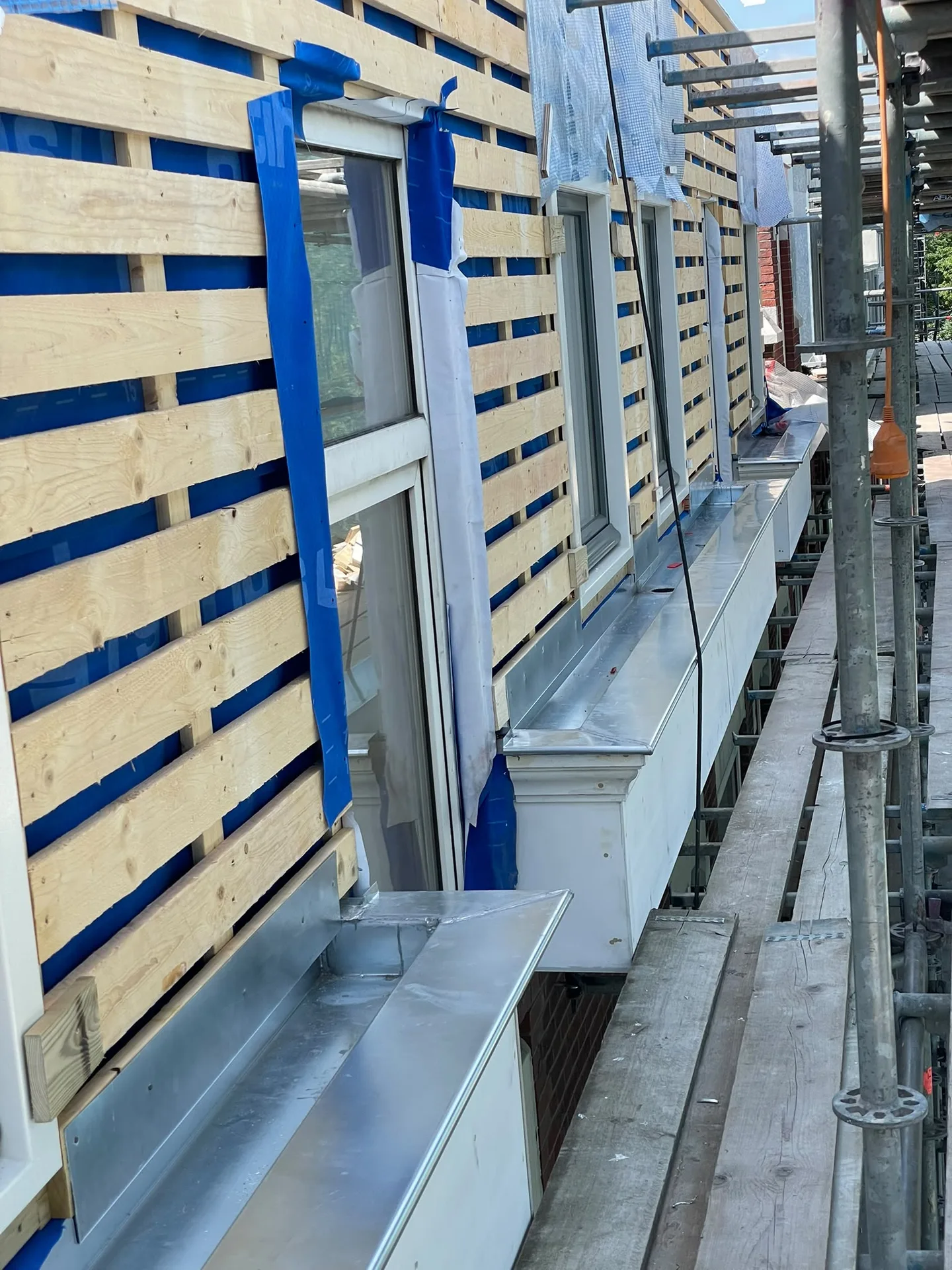 Renovatie bouwplaats met blauwe afdekking