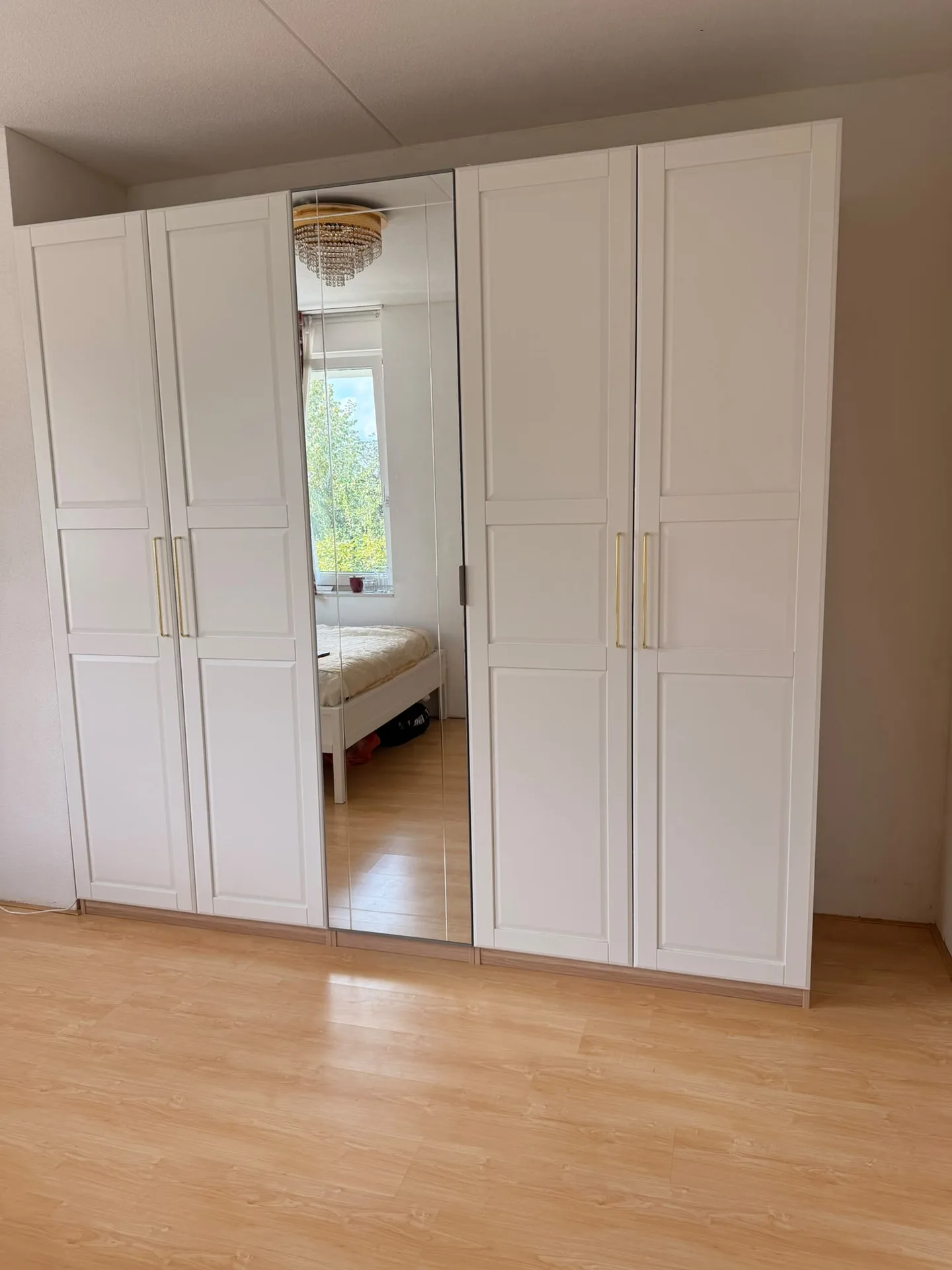 Witte spiegelkast in slaapkamer