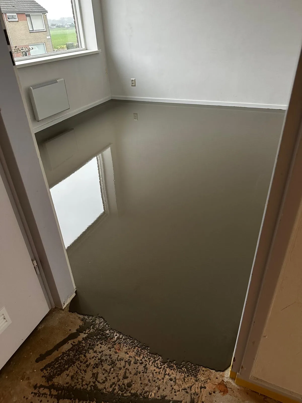 Vers geschilderde kamer met witte afwerking