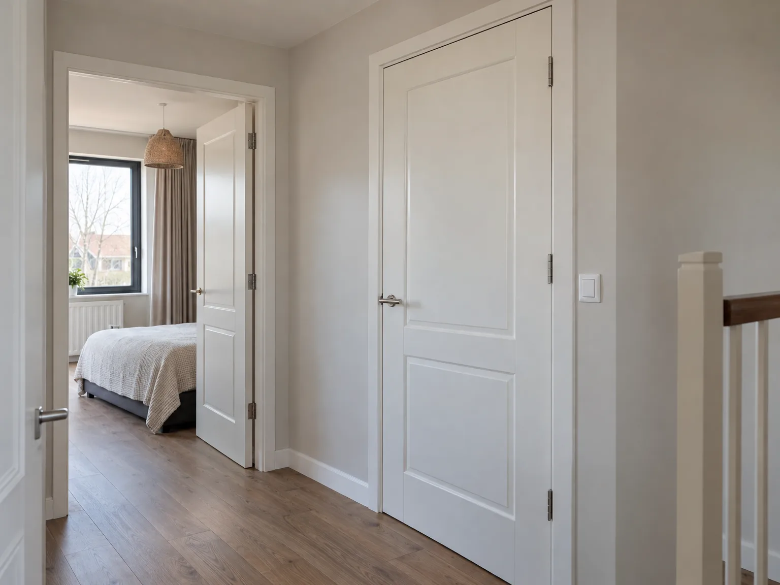 Witte houten binnendeur in moderne gang met houten vloer