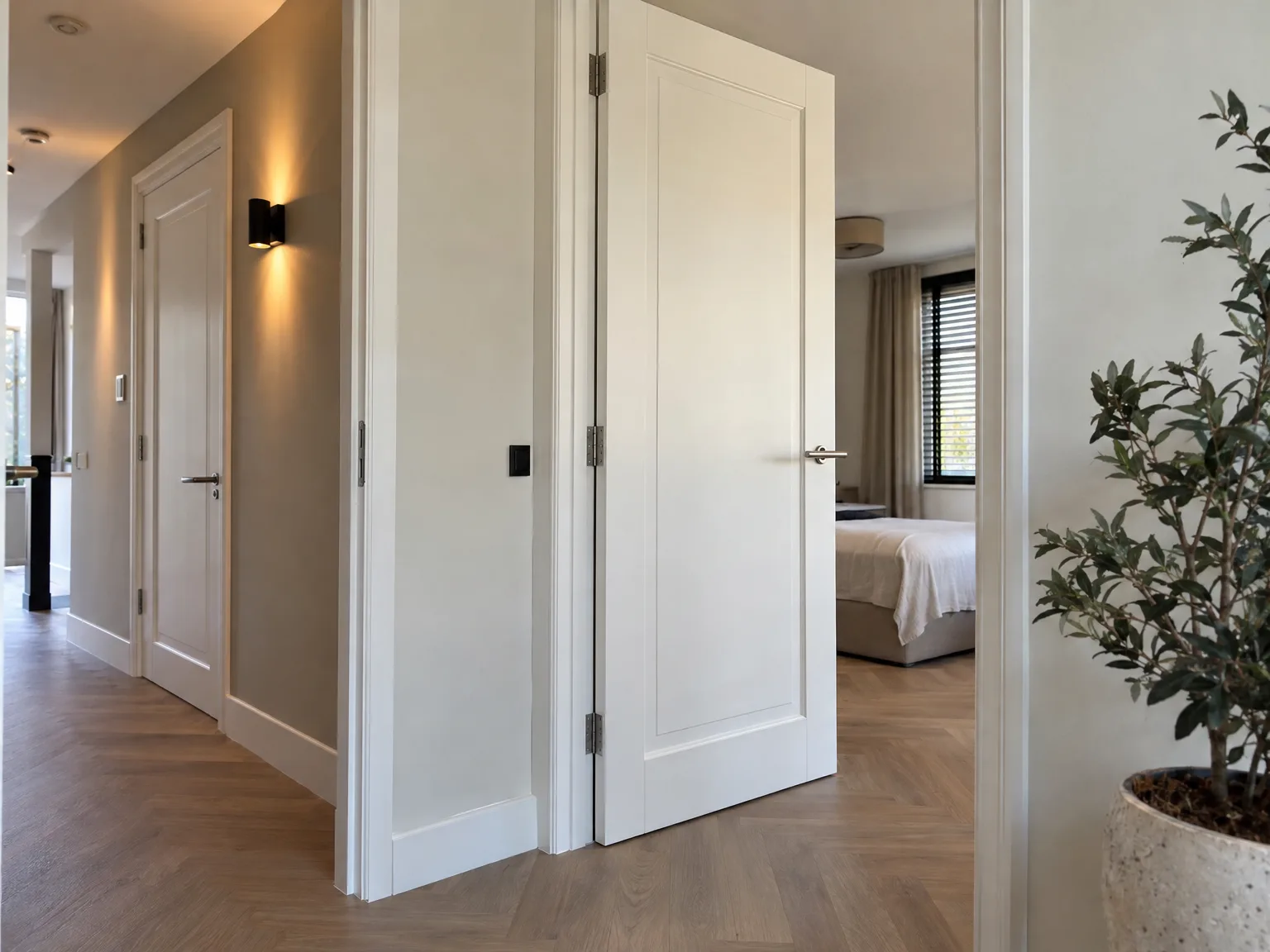 Moderne hal met witte deuren en houten parketvloer
