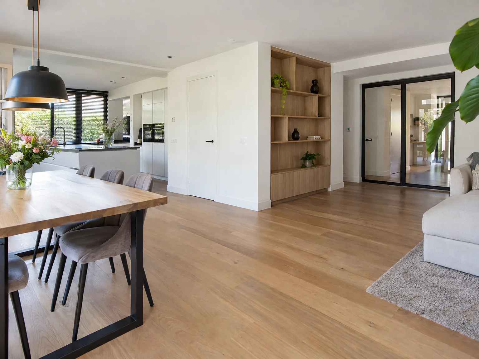 Afbouw woonkamer met parketvloer leggen, gipsplaatsufit, houten kastenwand en glazen deuren