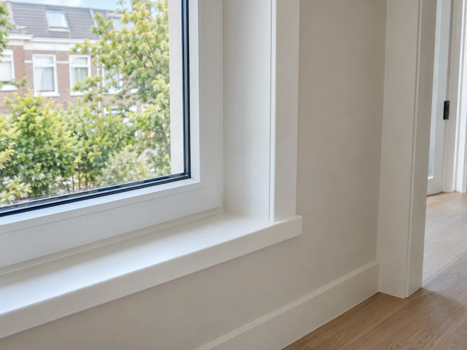 Wit afgewerkt kozijn met houten vloer en gipsplaten afbouw