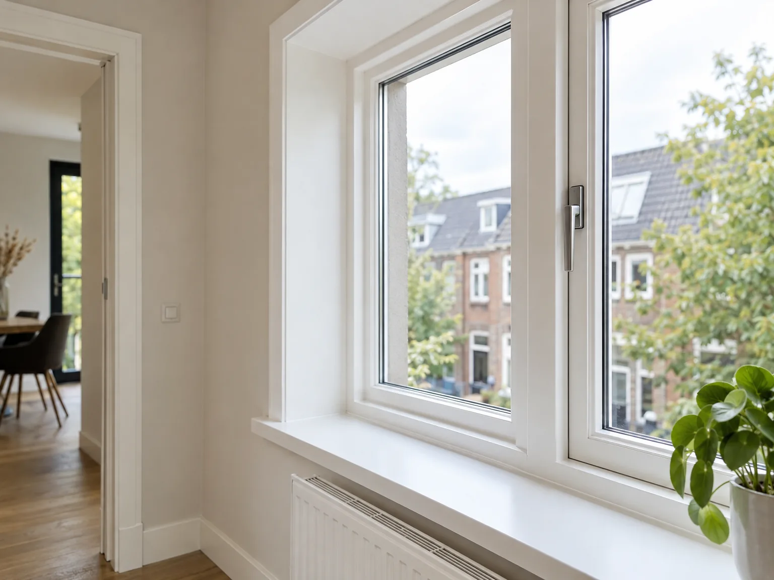 Drie moderne witte kunststof kozijnen met zwart metalwerk, professioneel geplaatst