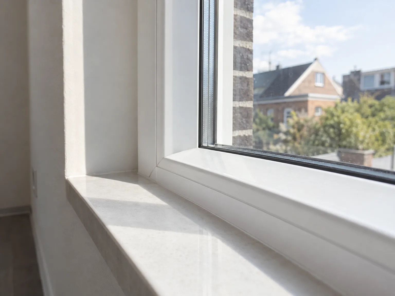 Nieuw wit kunststof kozijn met brede afwerking en natuurlijk licht van buitenaf