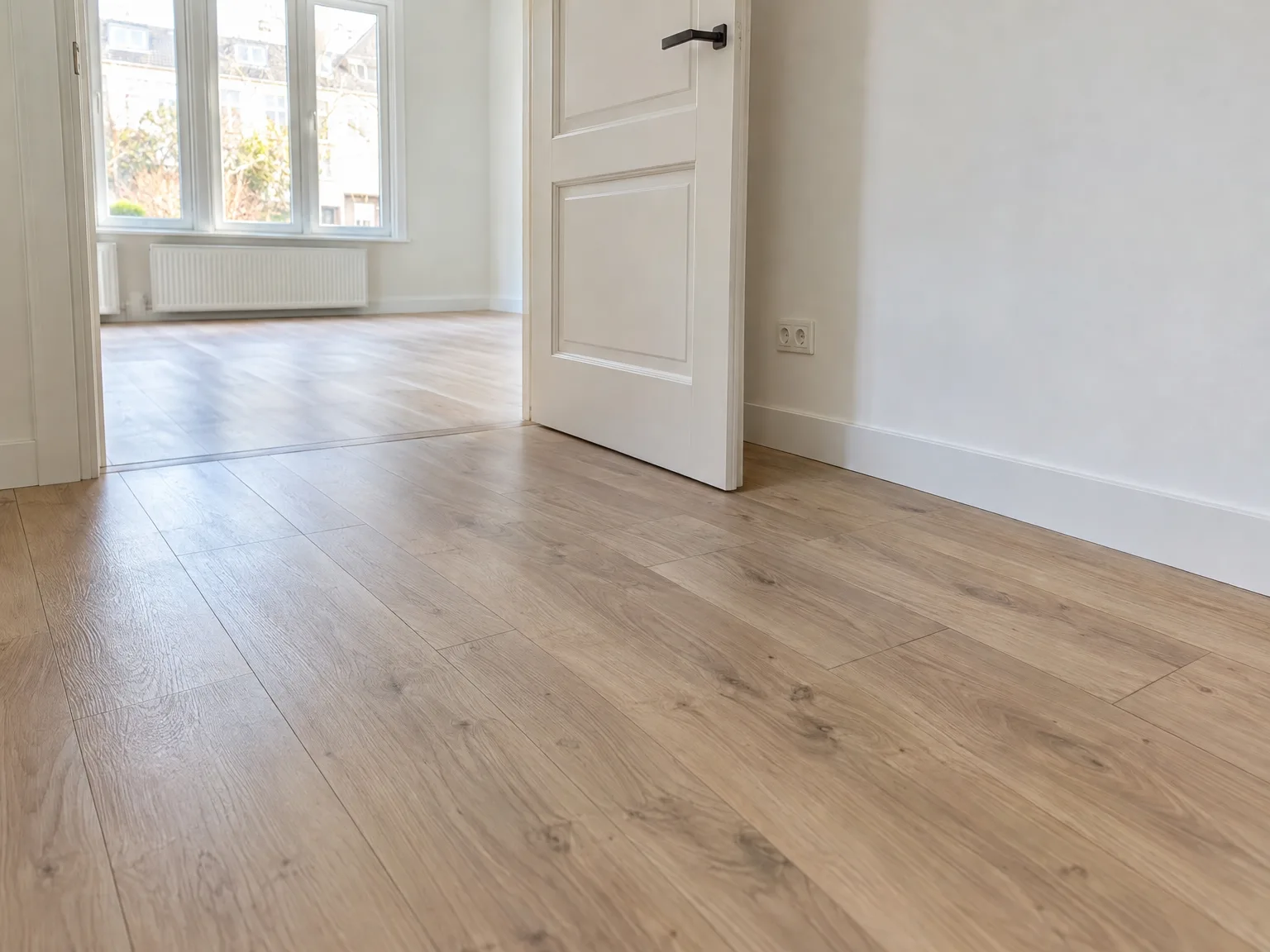 Nieuw aangelegde houten parketvloer in heldere woonkamer