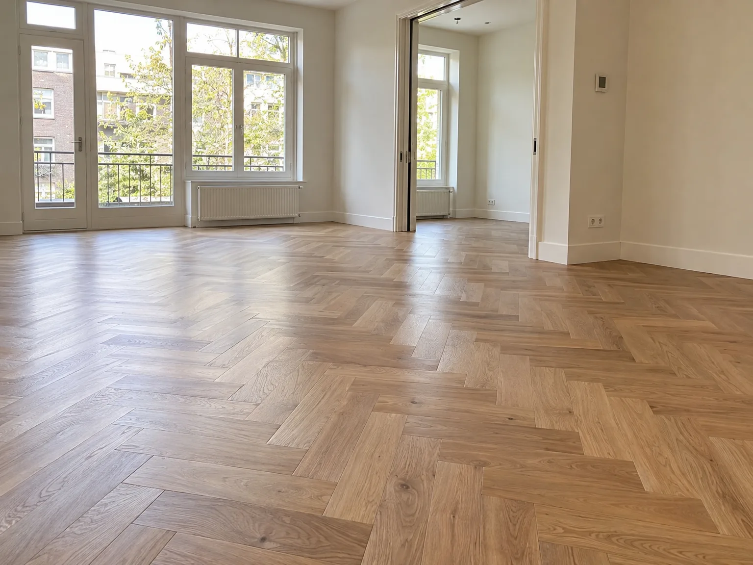 Parket in visgraatpatroon gelegd in gerenoveerde woonkamer