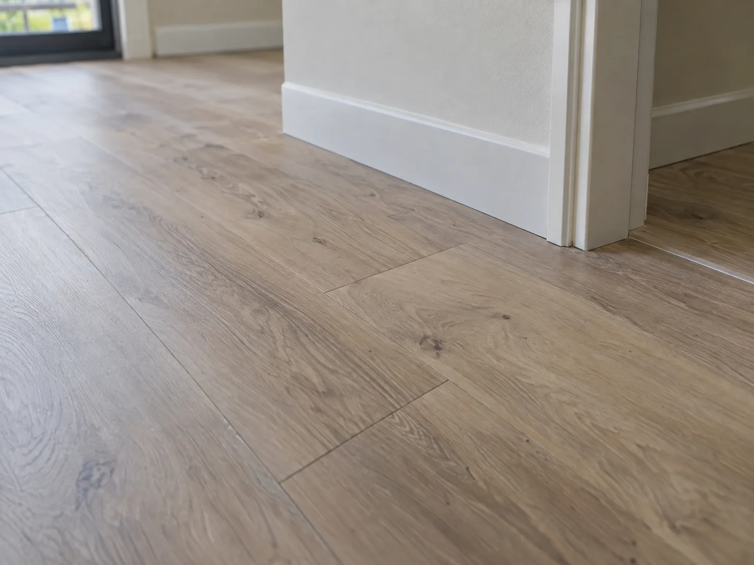 Lichte houten laminaat vloer in modern interieur met witte wanden