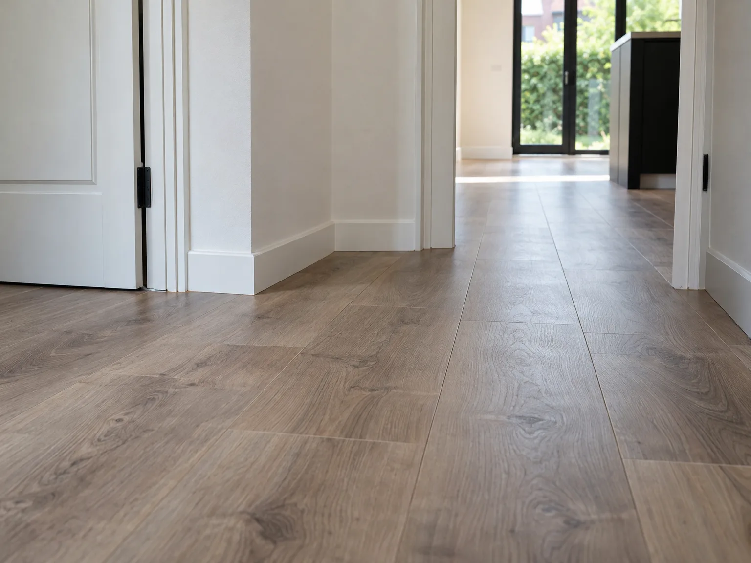 Laminaat vloer met witte afwerking in modern interieur