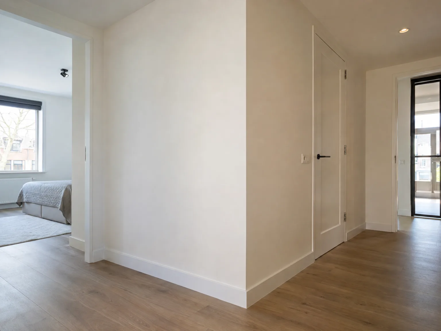 Gereedgesteld interieur met gipsplaten wanden, houten vloer en deuren in modern design