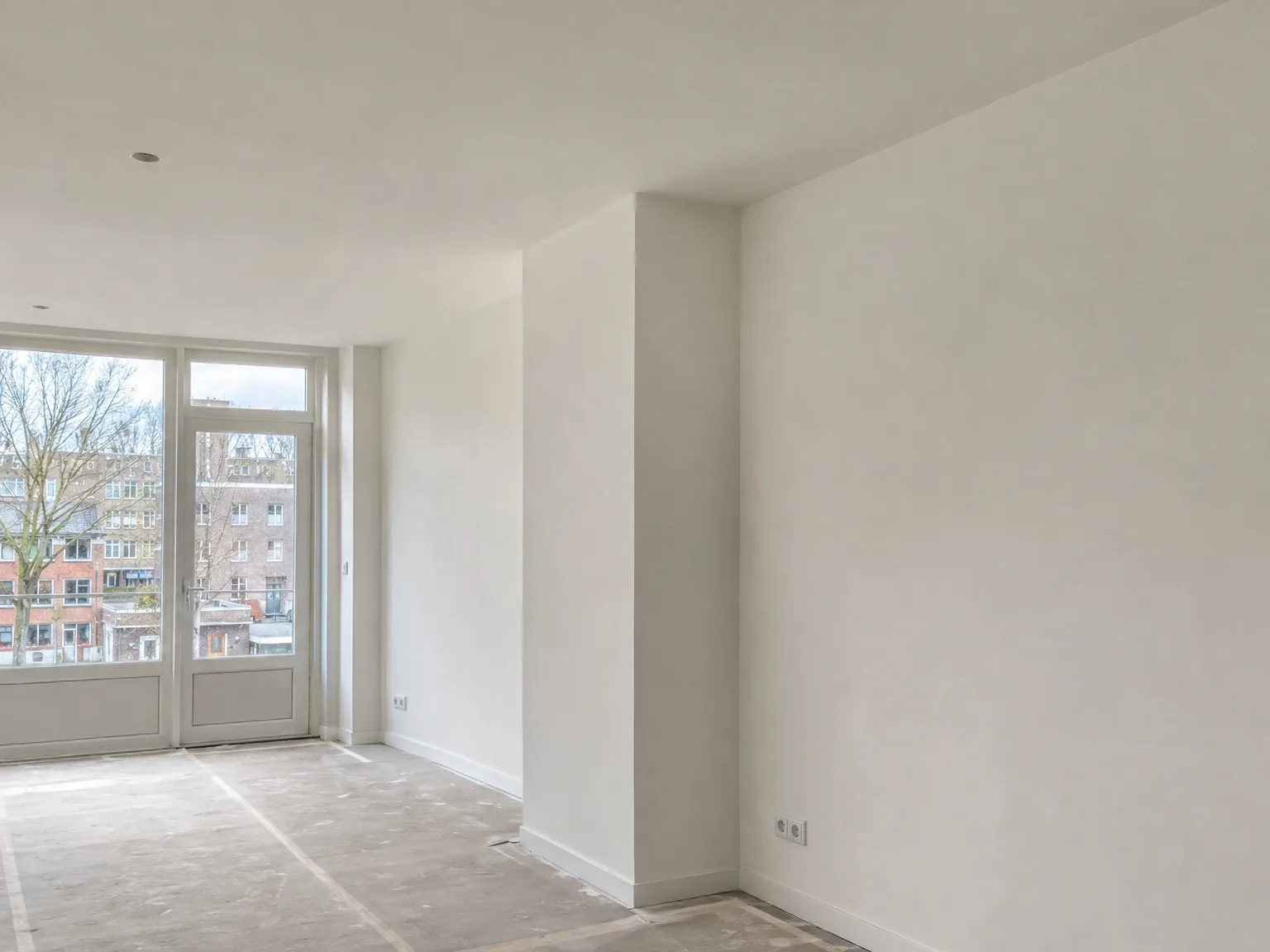 Oplevering nieuwbouw met afgewerkte witte wanden, houten parketvloer en grote ramen