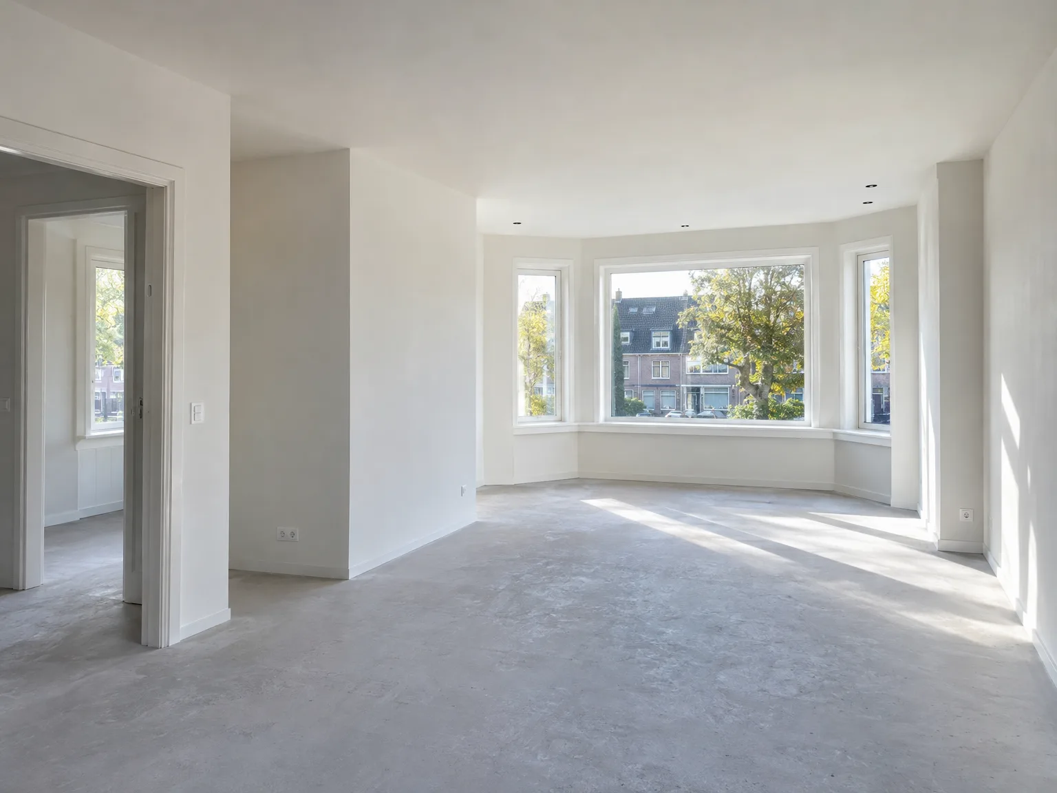 Oplevering: gerenoveerde woonkamer met nieuwe kozijnen en gipsplaten afwerking