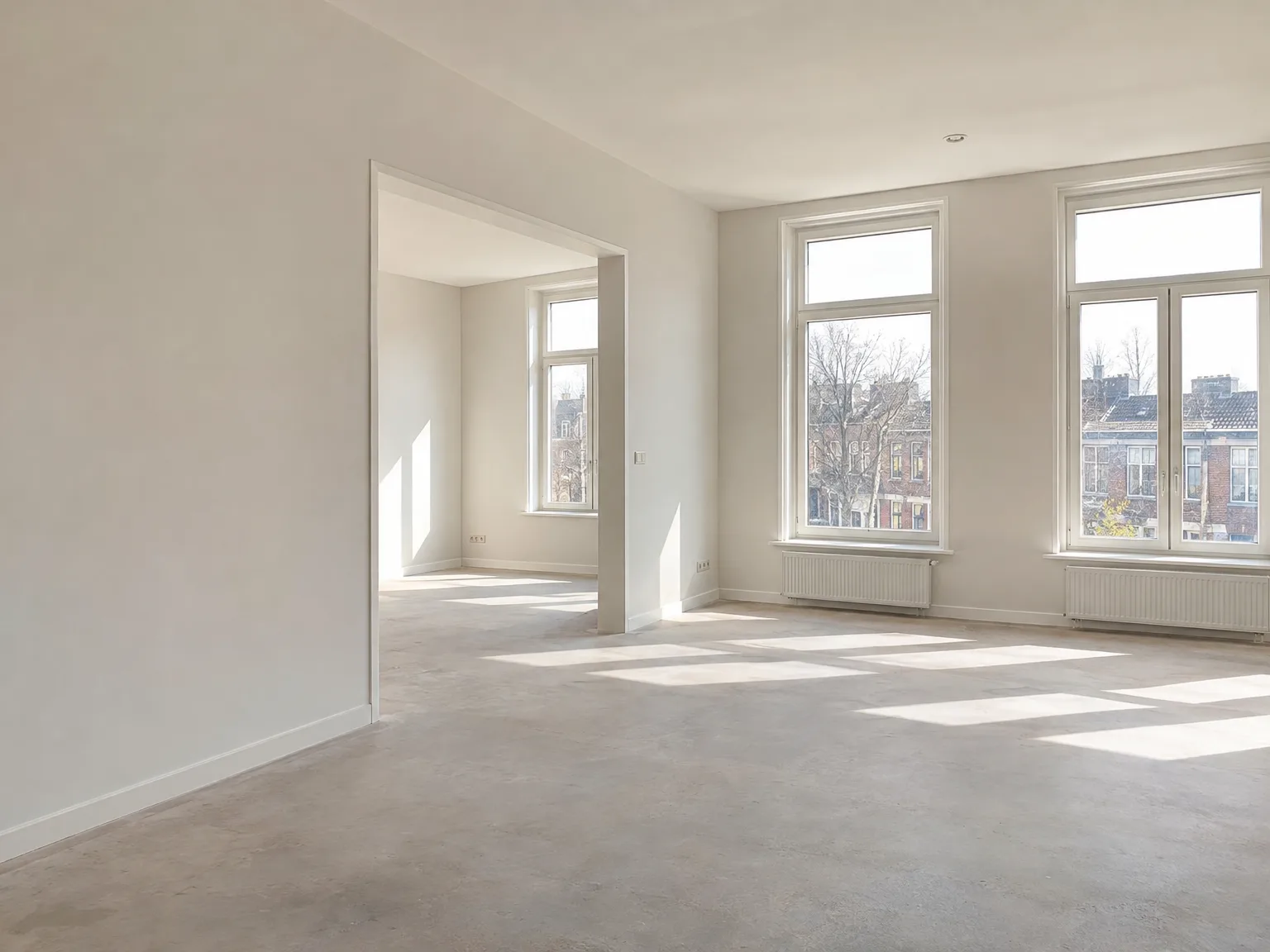 Afbouw woonkamer met gipsplaten wanden, grote ramen en voorbereide vloer