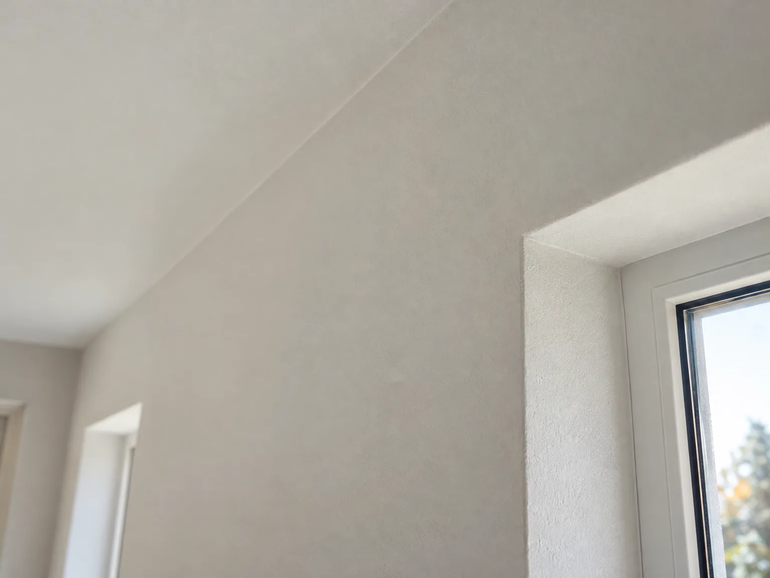 Afgewerkt interieur met gipsplaten plafond, geschilderde wanden en raam