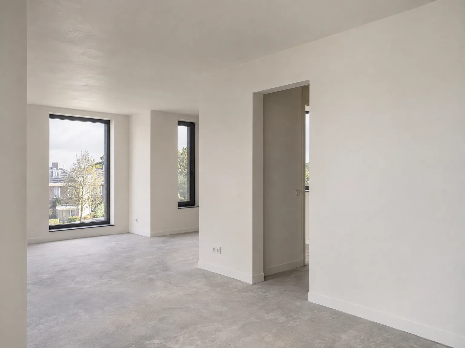 Moderne oplevering nieuwbouw met gipsplaten en grijze betonvloer