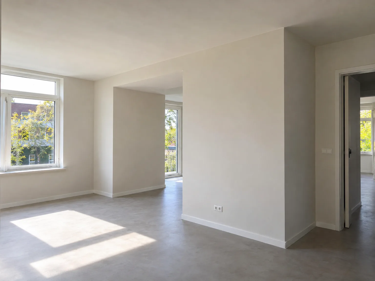 Oplevering nieuwbouw: licht interieur met gipsplaten wanden en grijze vloer