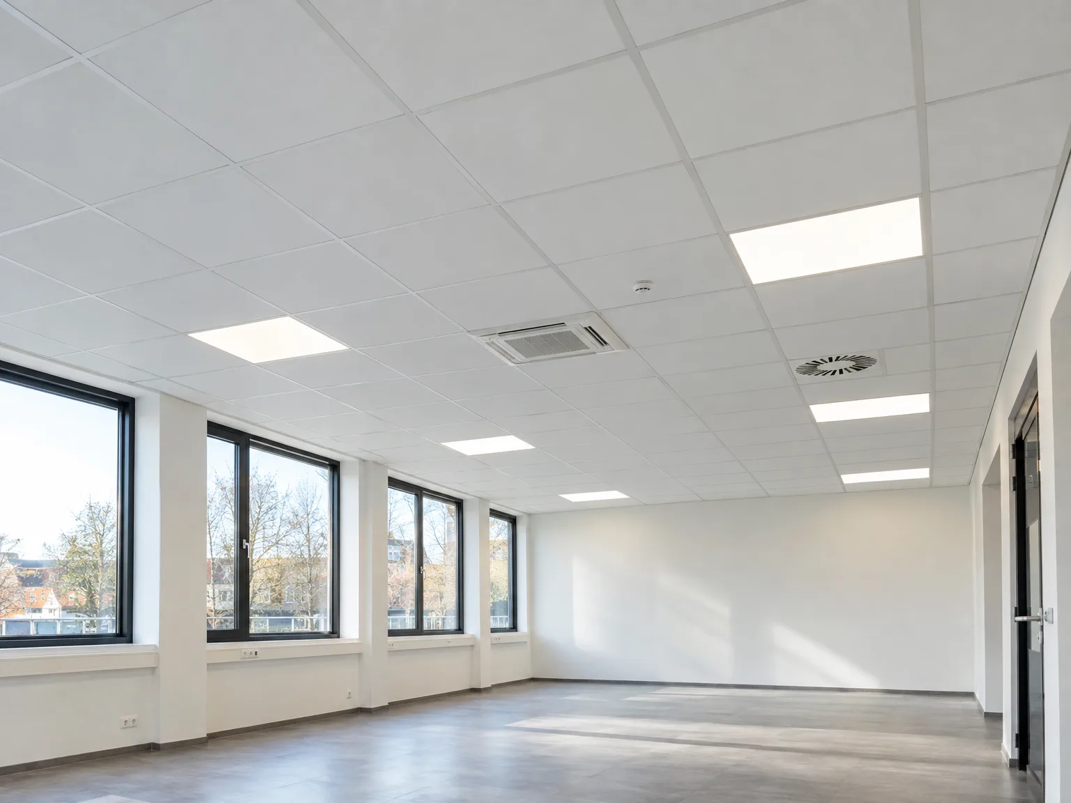 Kantoor met modern ingebouwd systeemplafond en LED-verlichting