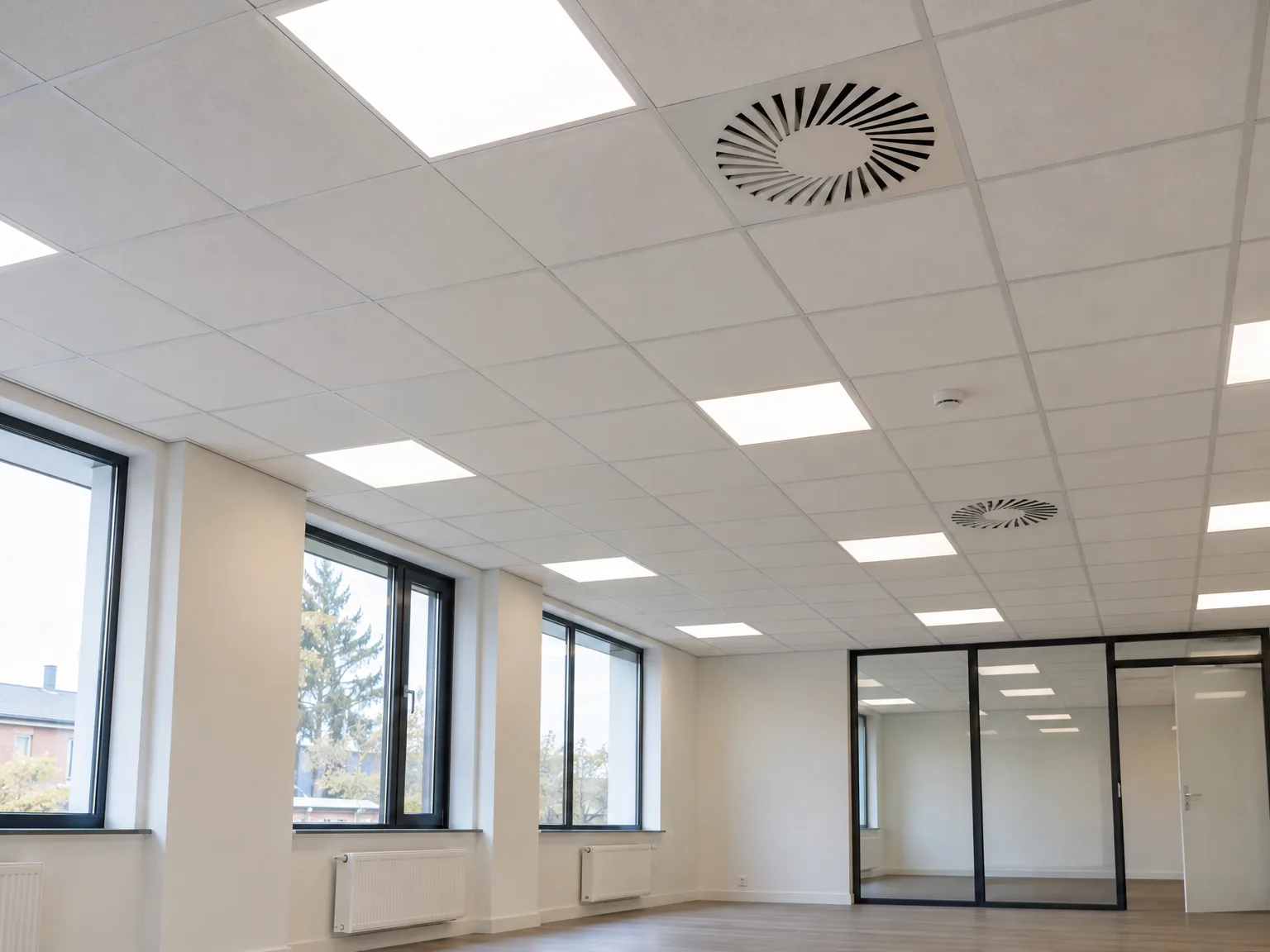 Systeemplafond met ingebouwde LED-verlichting in moderne kantoorruimte