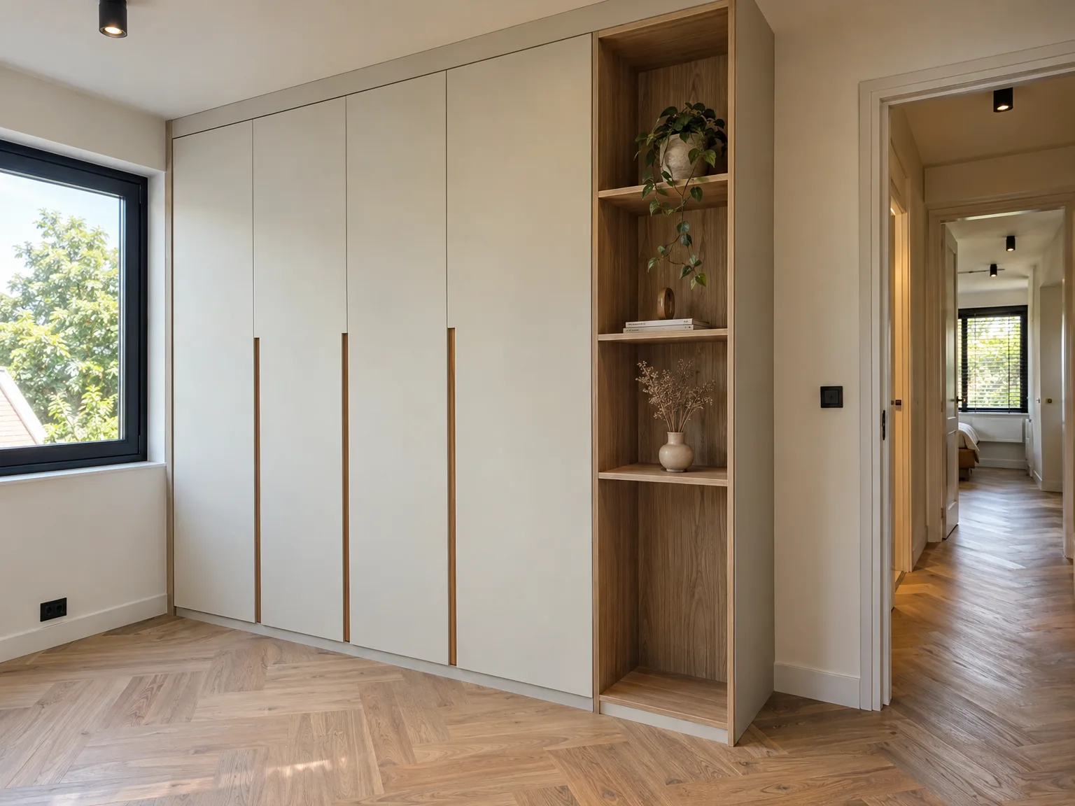 Inbouwkasten met wit en hout in moderne slaapkamer met parketvloer
